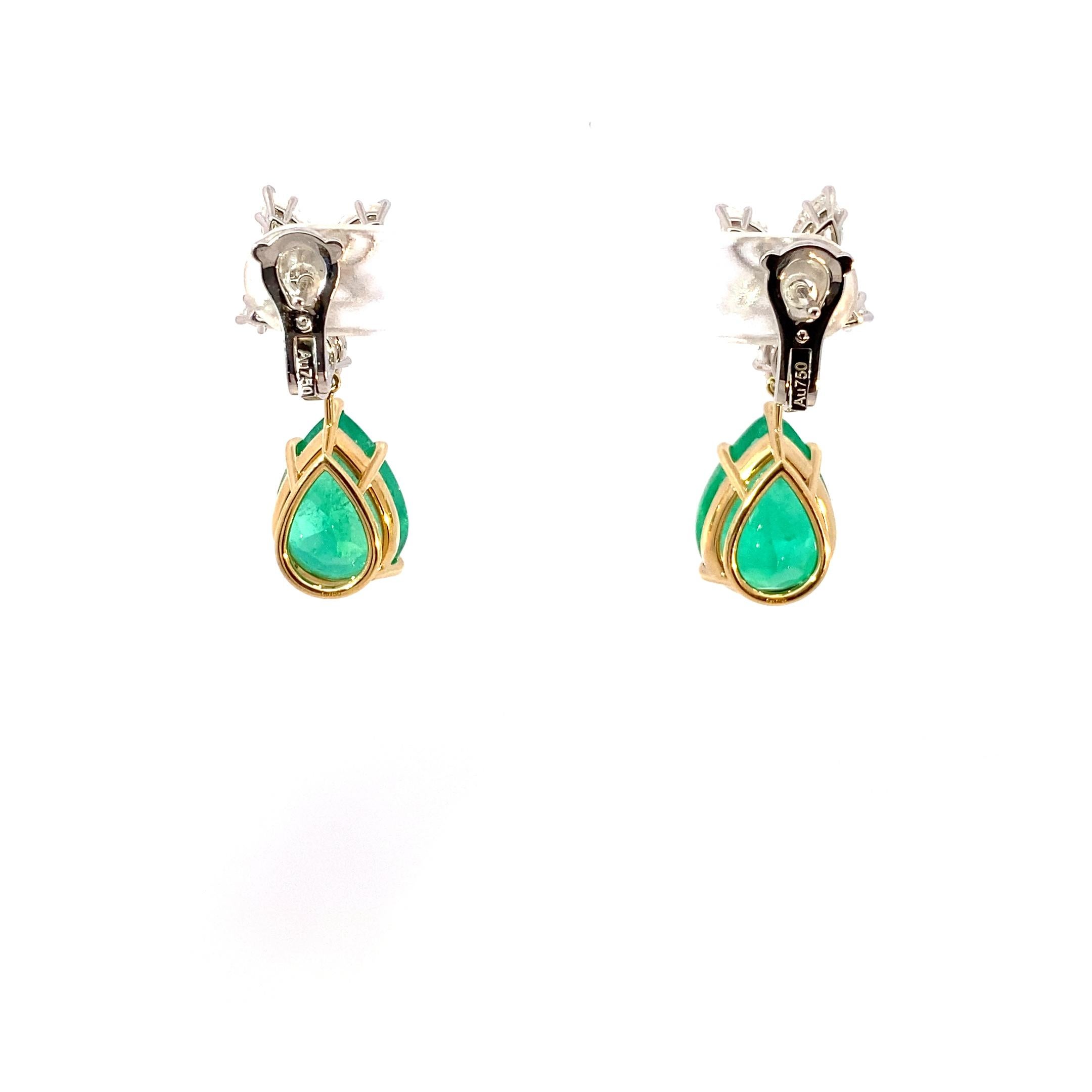 Taille poire Boucles d'oreilles en or 18k avec émeraude colombienne taille poire et diamant, certifiées GIA en vente