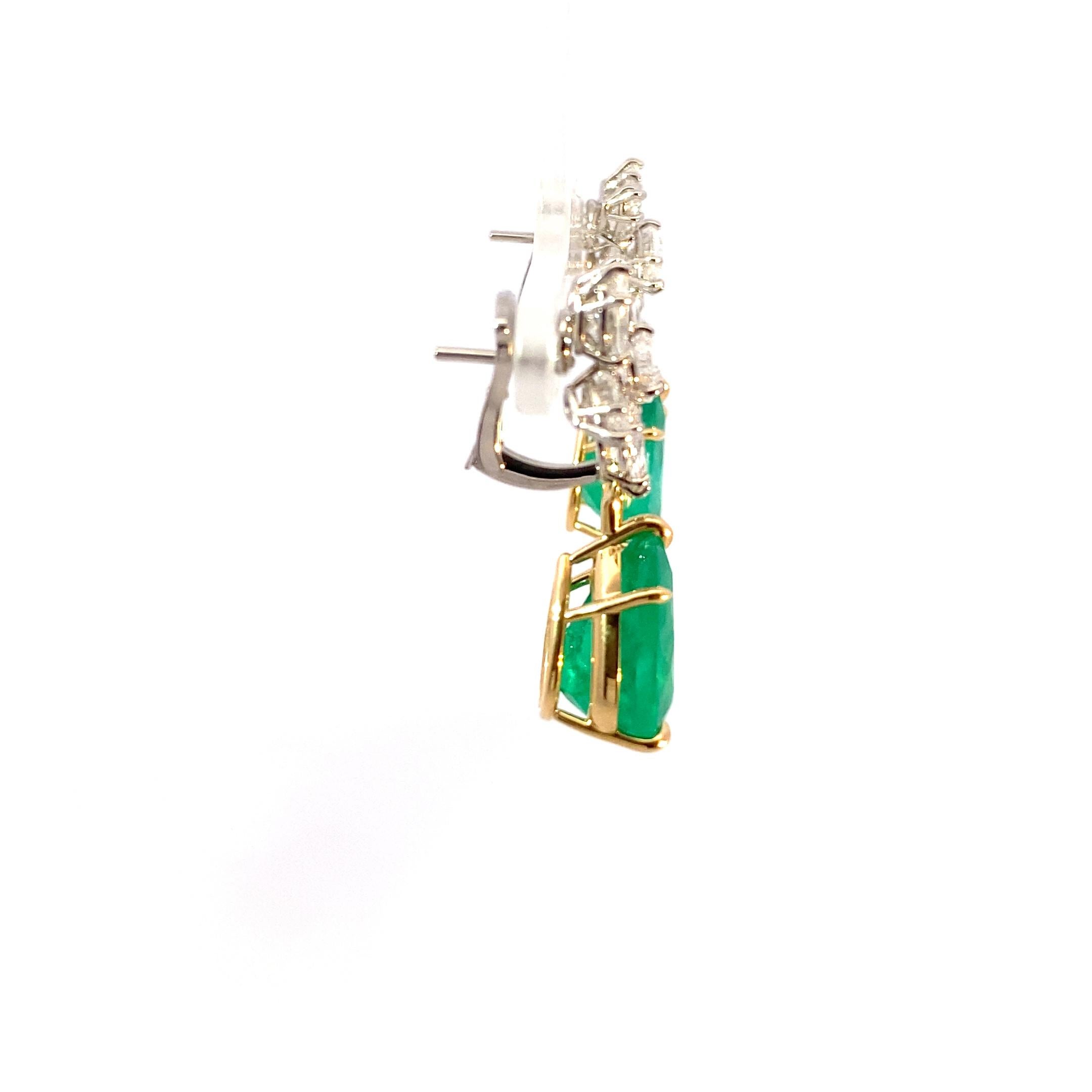 Boucles d'oreilles en or 18k avec émeraude colombienne taille poire et diamant, certifiées GIA Excellent état - En vente à New York, NY