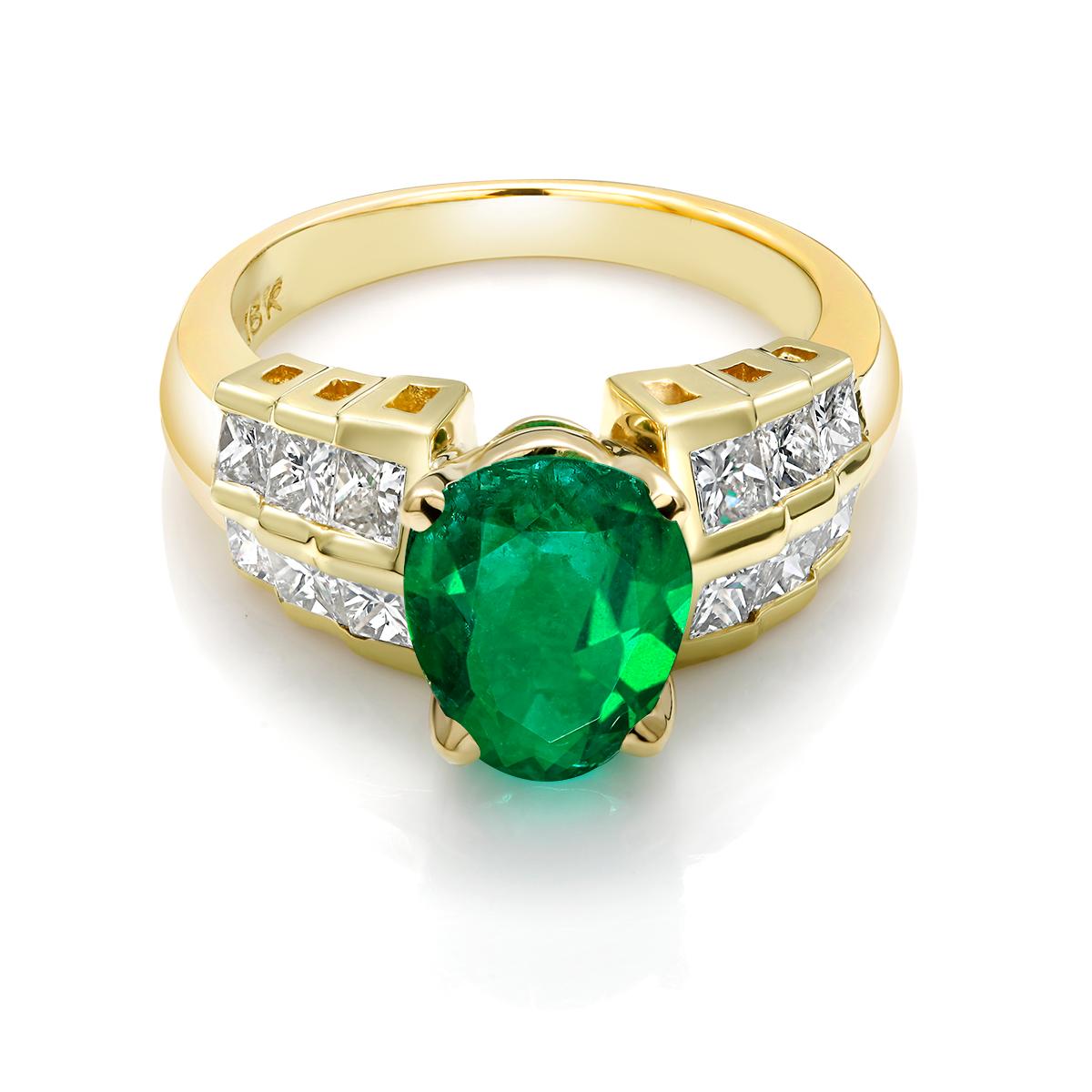 Women's Colombia Pear Shape Emerald Diamond Cocktail Ring Weighing 4.26 Carat