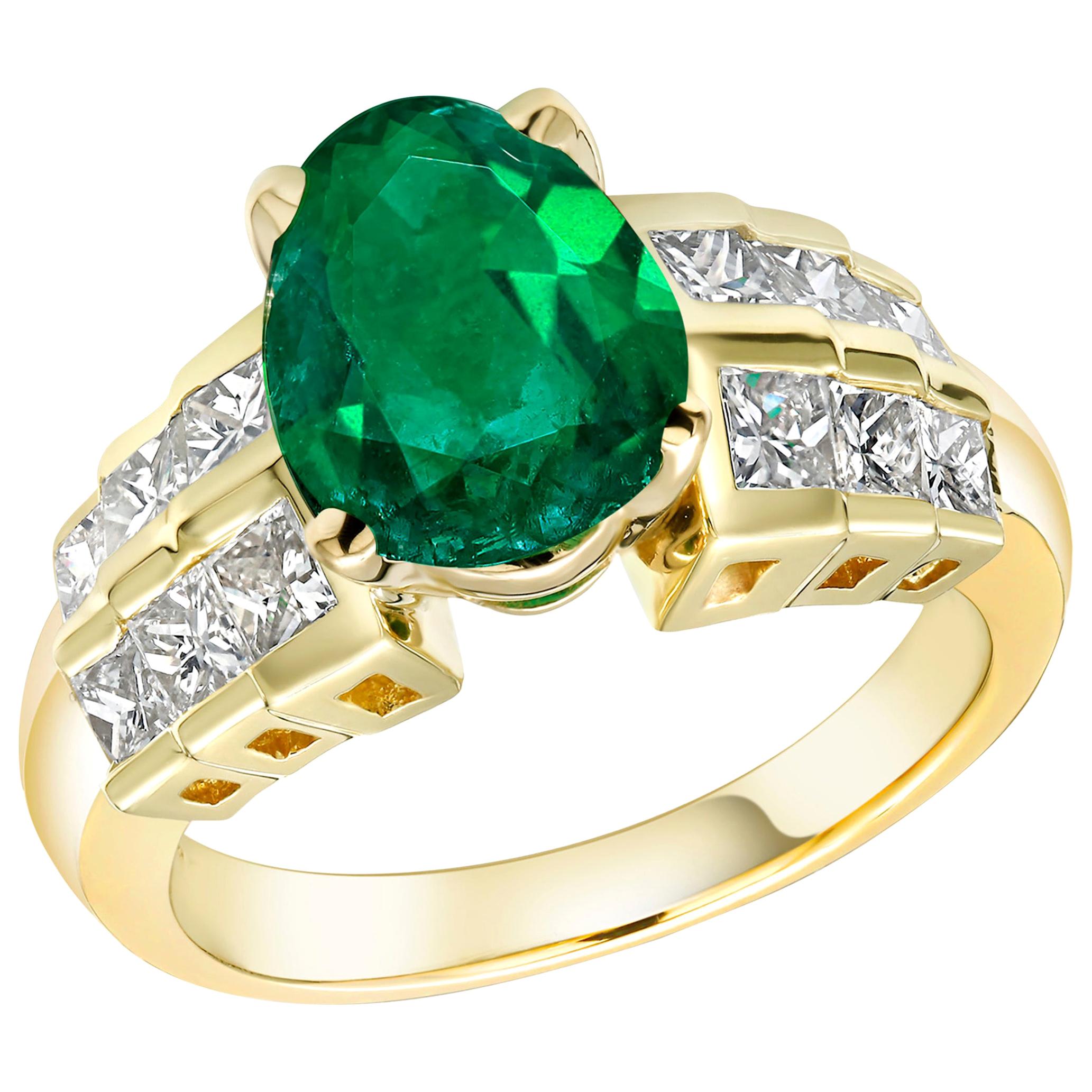 Contemporary Colombia Pear Shape Emerald Diamond Cocktail Ring Weighing 4.26 Carat