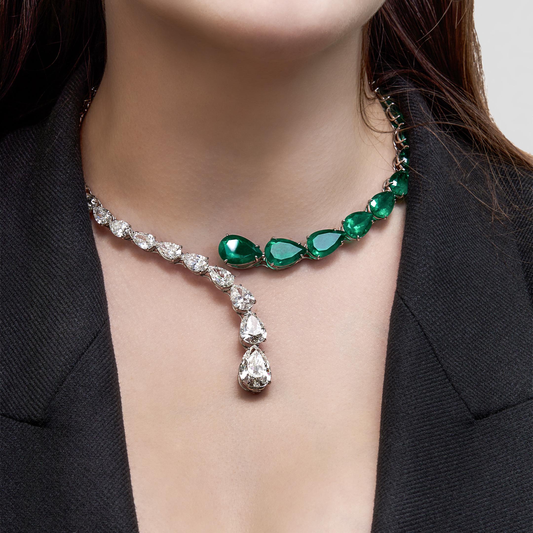 Wir stellen unseren kolumbianischen Smaragd und Diamanten vor  Halskette, ein atemberaubendes Stück, das die Essenz von Eleganz und Luxus verkörpert. Dieses Collier aus 18-karätigem Weißgold besticht durch ein faszinierendes Arrangement aus