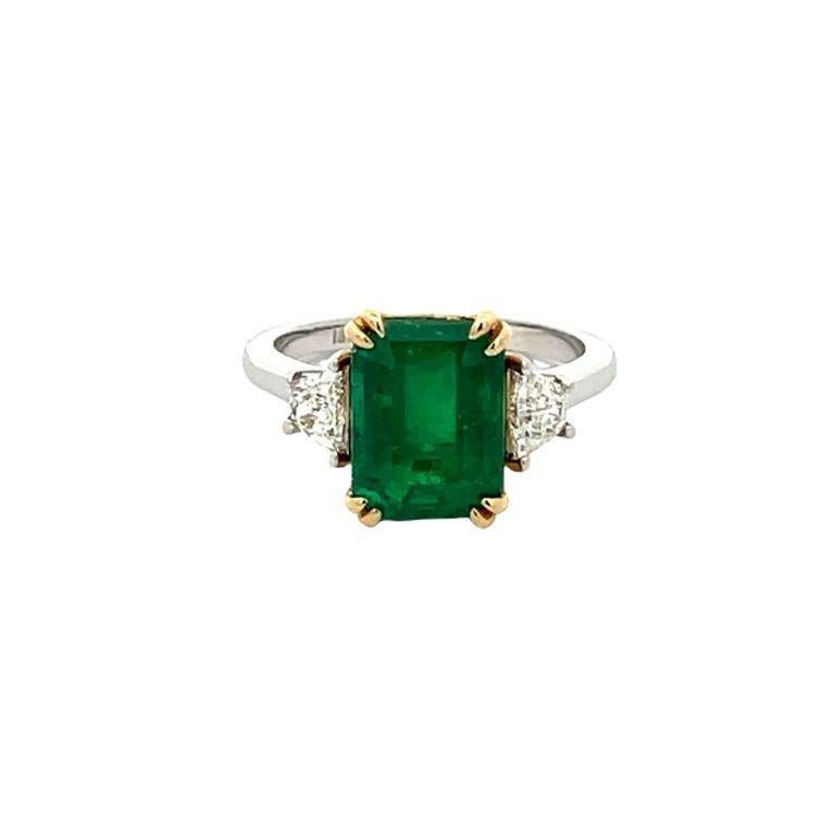 Modern Colombian Radiant Emerald 3.77ct Traps White Diamond 0.51ct F/VS Ring 18k White For Sale