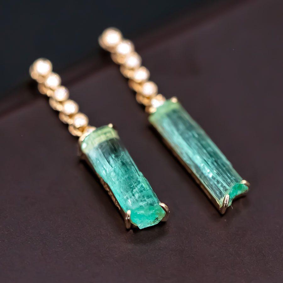 Arts and Crafts Boucles d'oreilles pendantes en or jaune 18 carats, émeraude brute de Colombie et diamant en vente