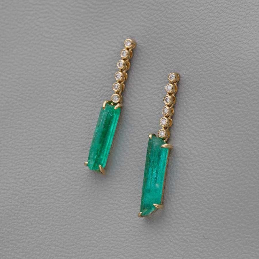 Taille émeraude Boucles d'oreilles pendantes en or jaune 18 carats, émeraude brute de Colombie et diamant en vente