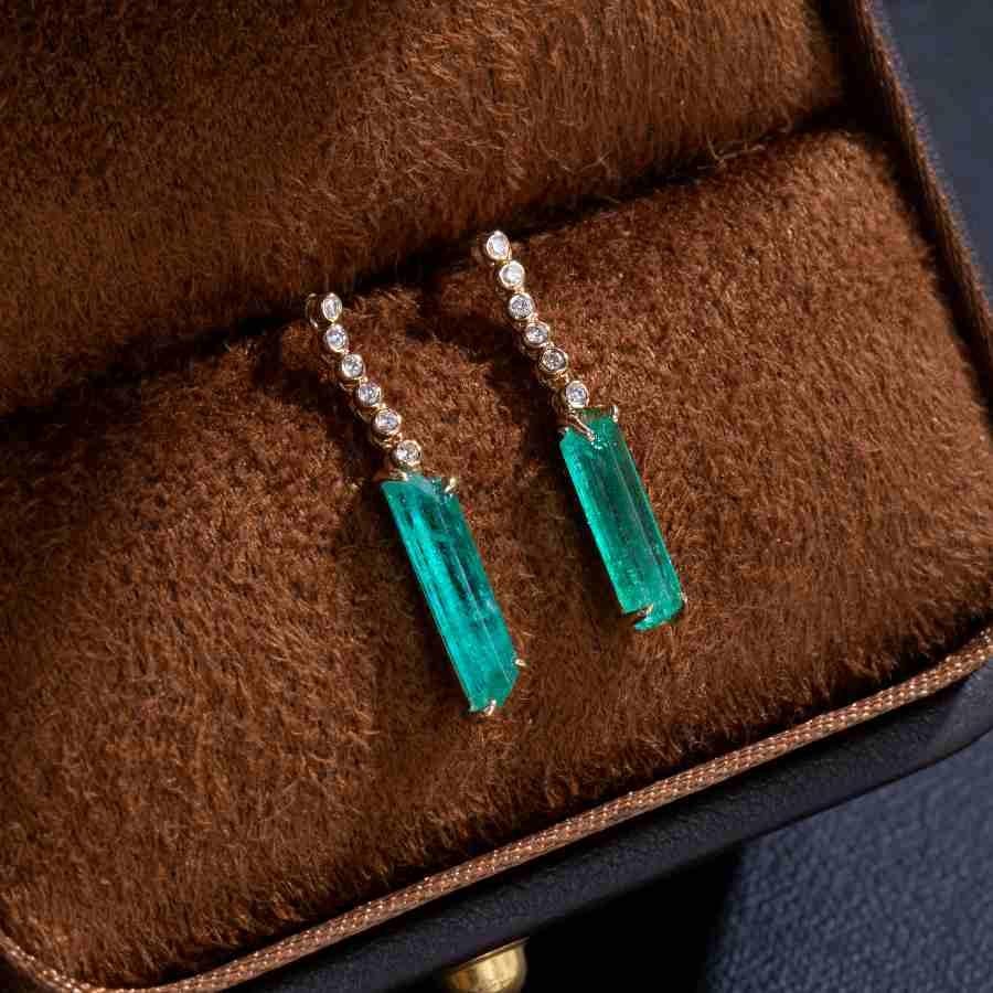 Boucles d'oreilles pendantes en or jaune 18 carats, émeraude brute de Colombie et diamant Neuf - En vente à Suwanee, GA