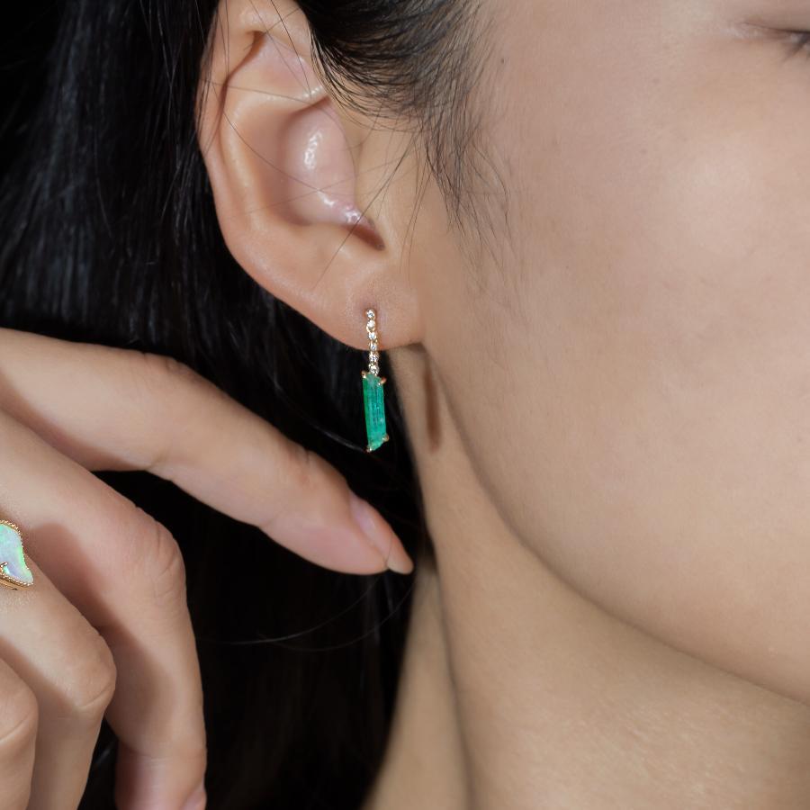 Boucles d'oreilles pendantes en or jaune 18 carats, émeraude brute de Colombie et diamant Unisexe en vente