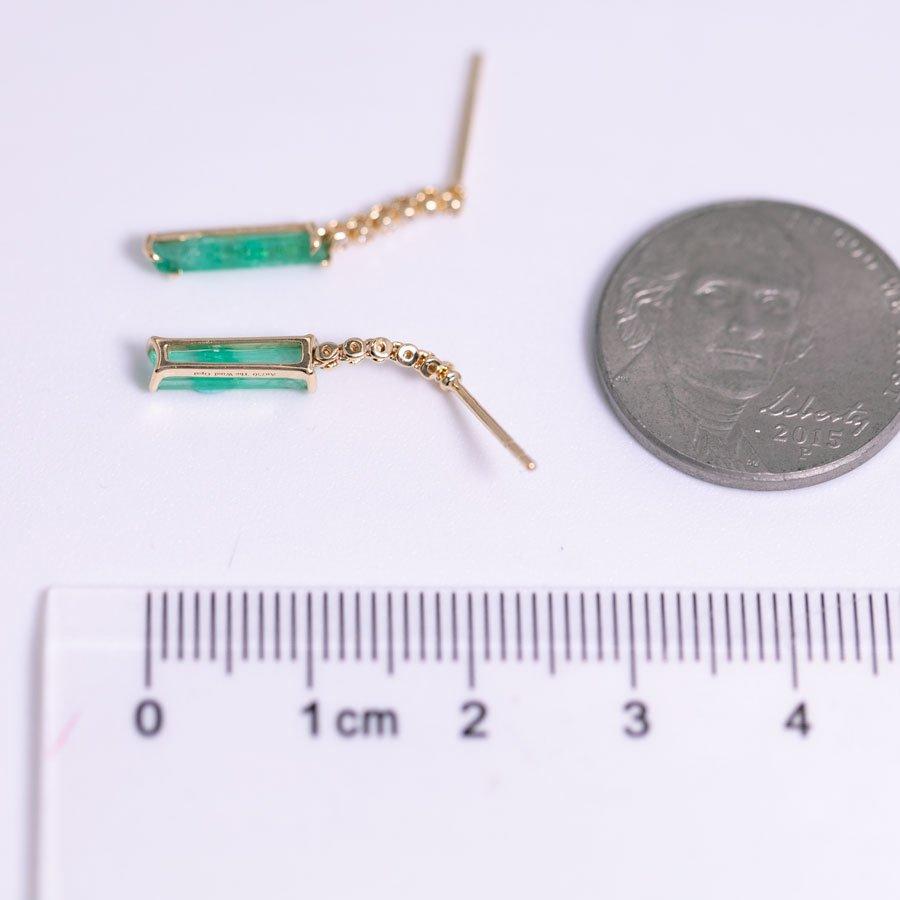 Boucles d'oreilles pendantes en or jaune 18 carats, émeraude brute de Colombie et diamant en vente 2