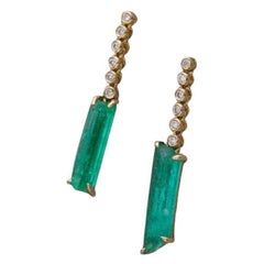 Boucles d'oreilles pendantes en or jaune 18 carats, émeraude brute de Colombie et diamant
