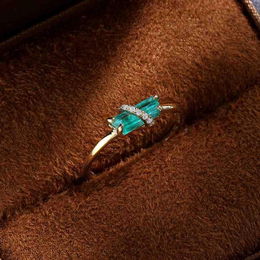 Colombian Raw Emerald Diamond Engagement Ring in 18K Yellow Gold In New Condition In Suwanee, GA