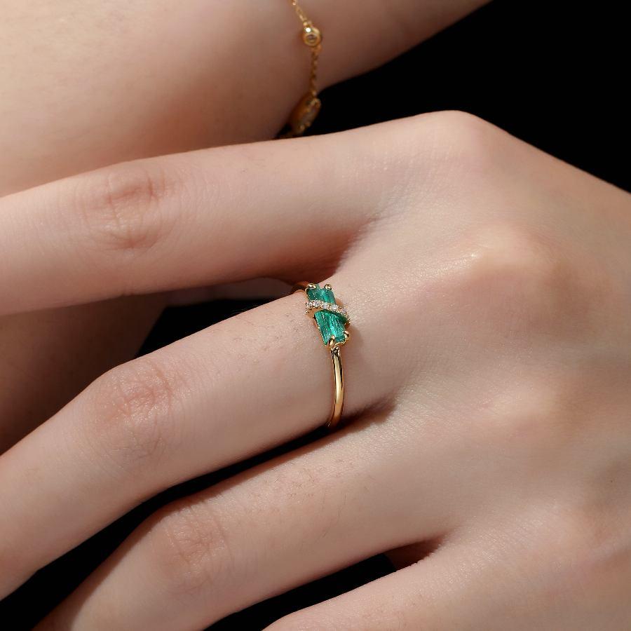 Women's or Men's Colombian Raw Emerald Diamond Engagement Ring in 18K Yellow Gold