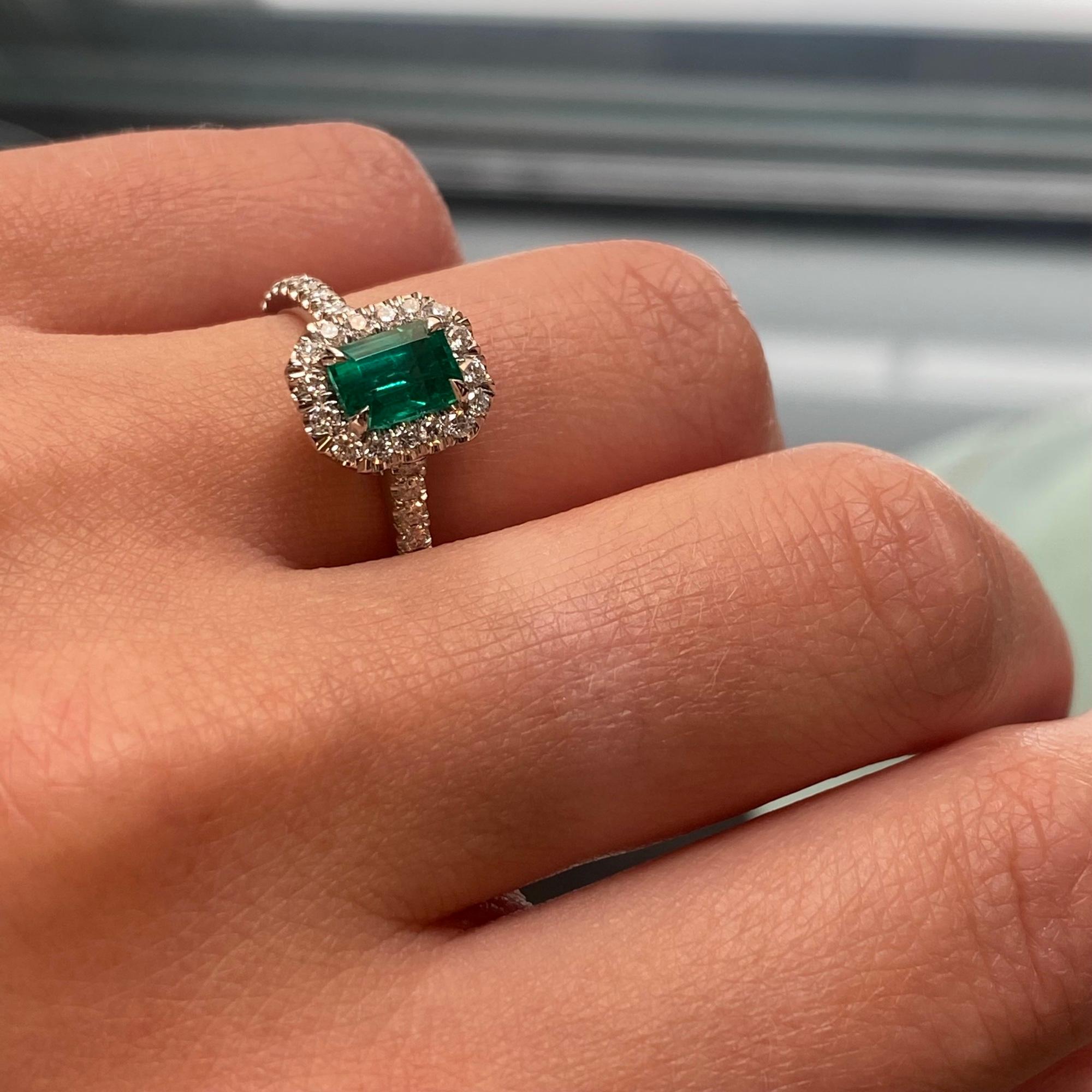Colombian Vivid Green 0.90cts Emerald Diamond Halo Engagement Ring Platinum In New Condition For Sale In New York, NY