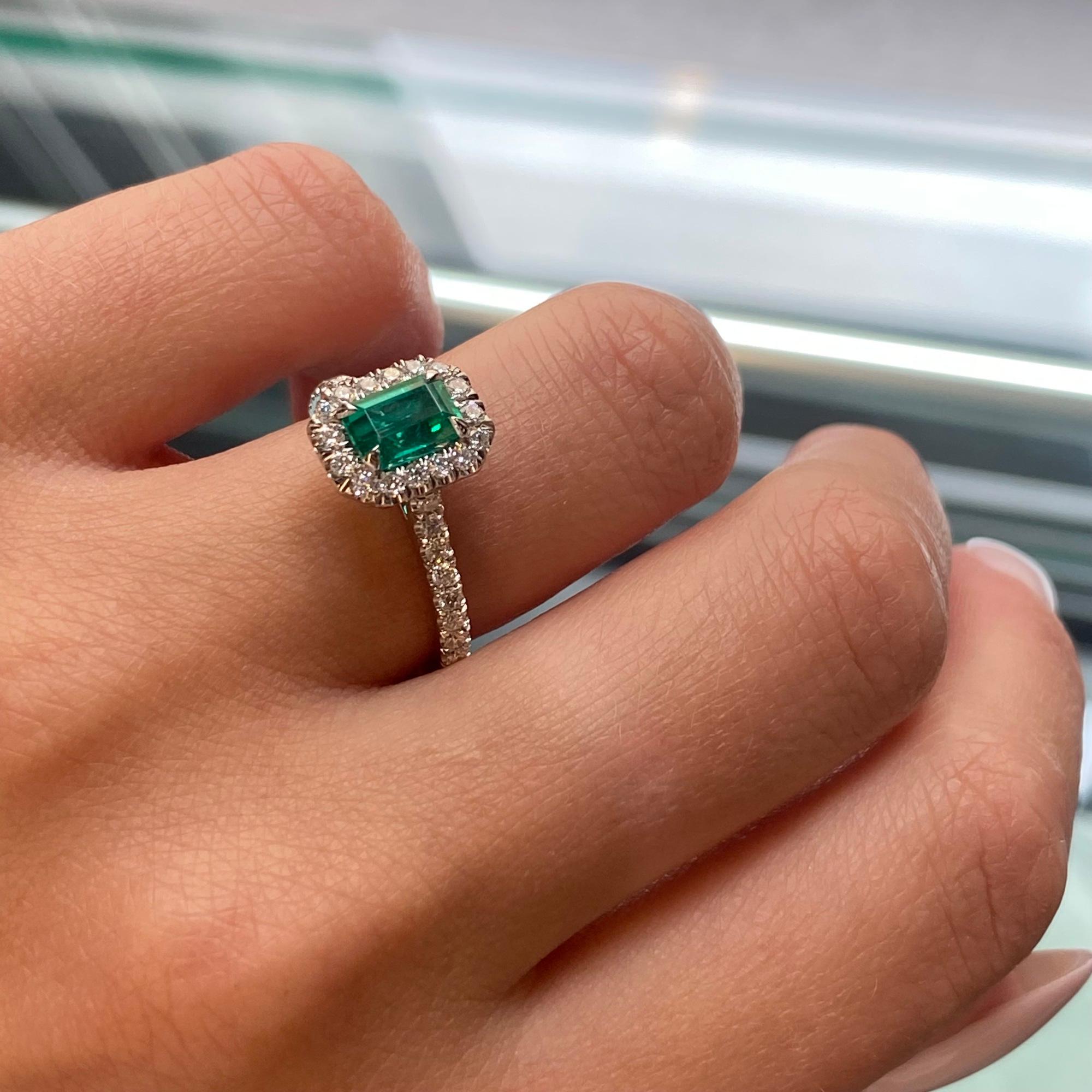 Women's Colombian Vivid Green 0.90cts Emerald Diamond Halo Engagement Ring Platinum For Sale