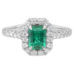 Bague de fiançailles en platine avec halo de diamants et émeraude de Colombie vert vif de 0,90 carat