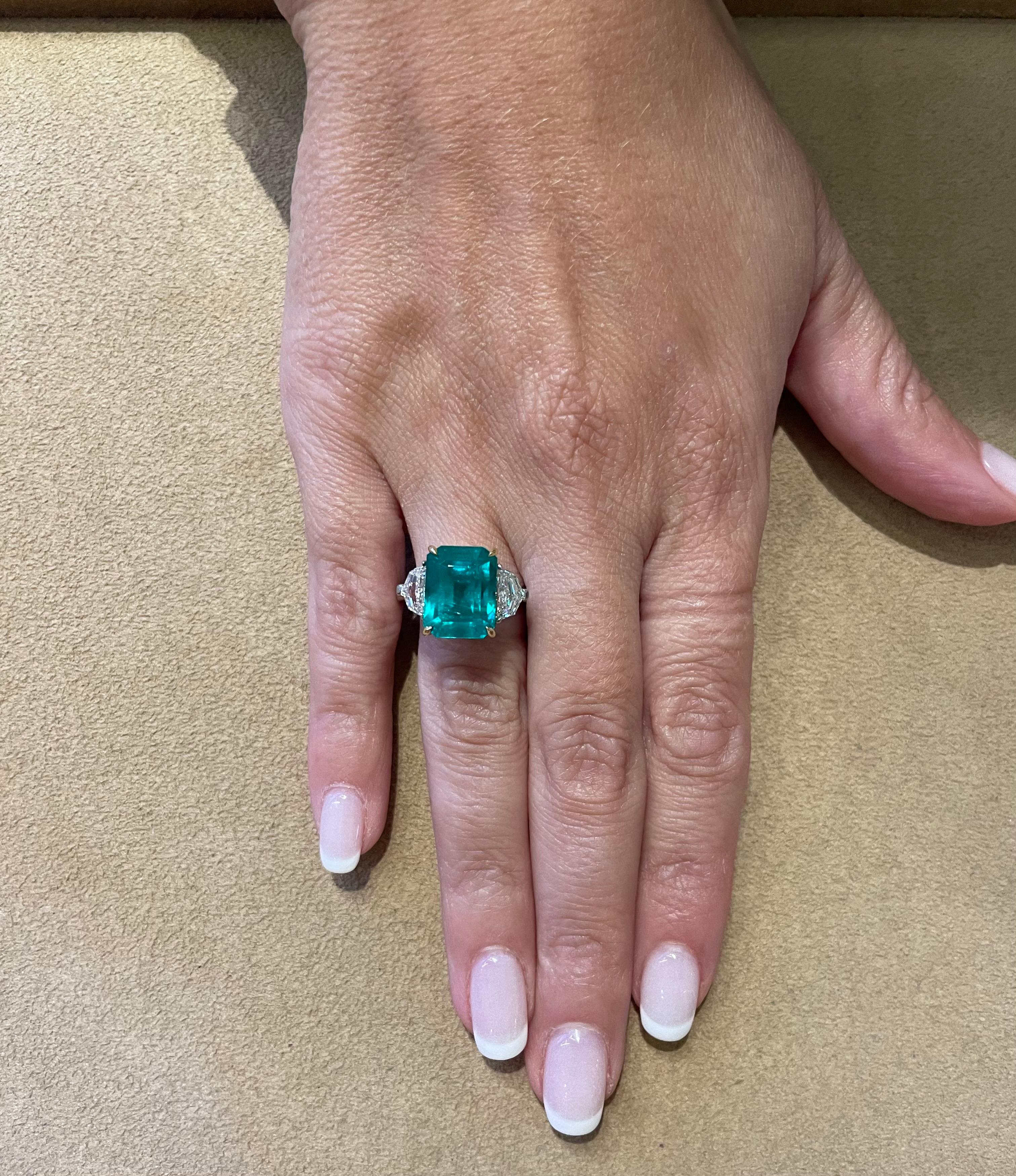 Colombian Vivid Green Emerald Ring For Sale 6