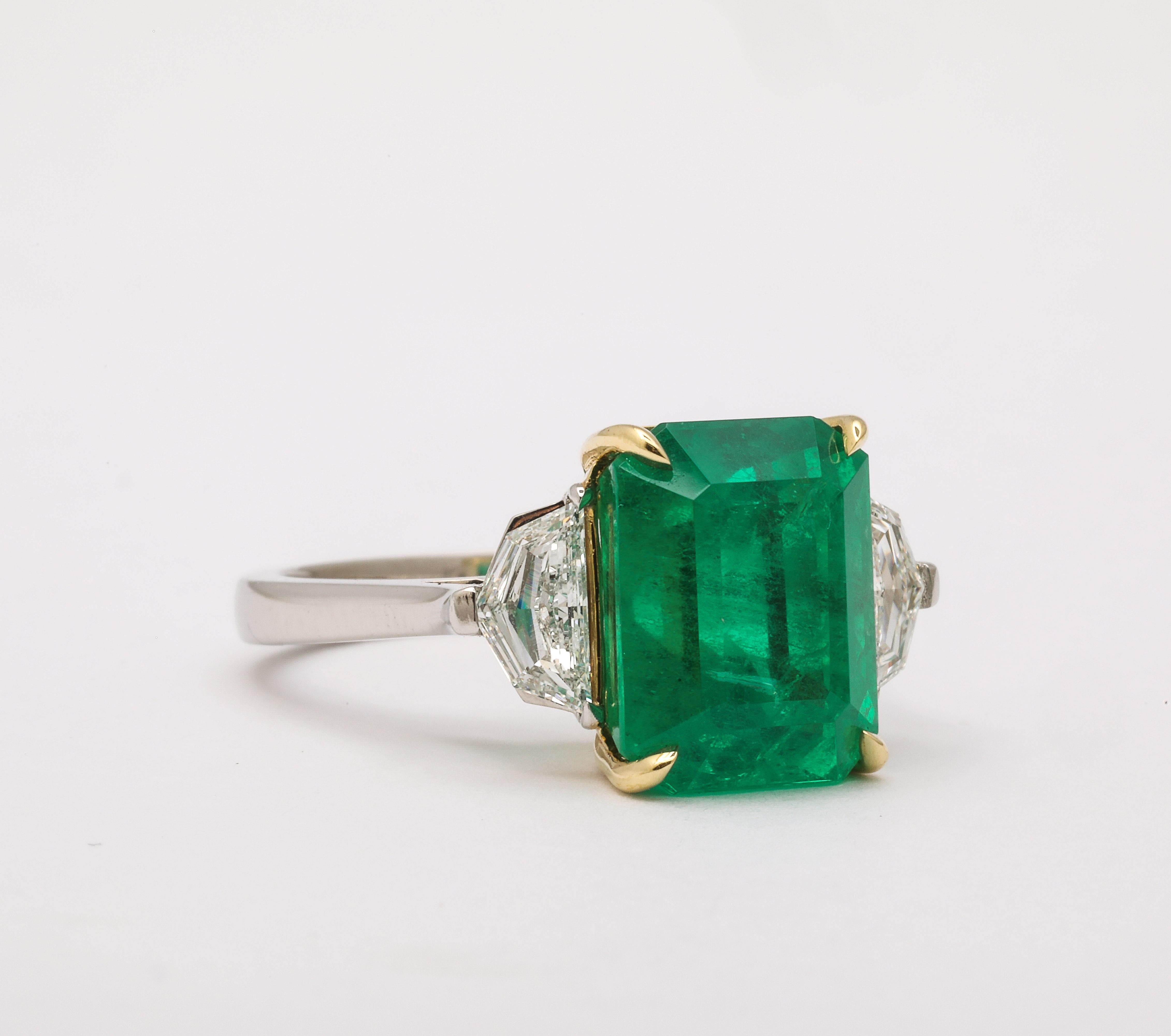 Colombian Vivid Green Emerald Ring In New Condition For Sale In New York, NY
