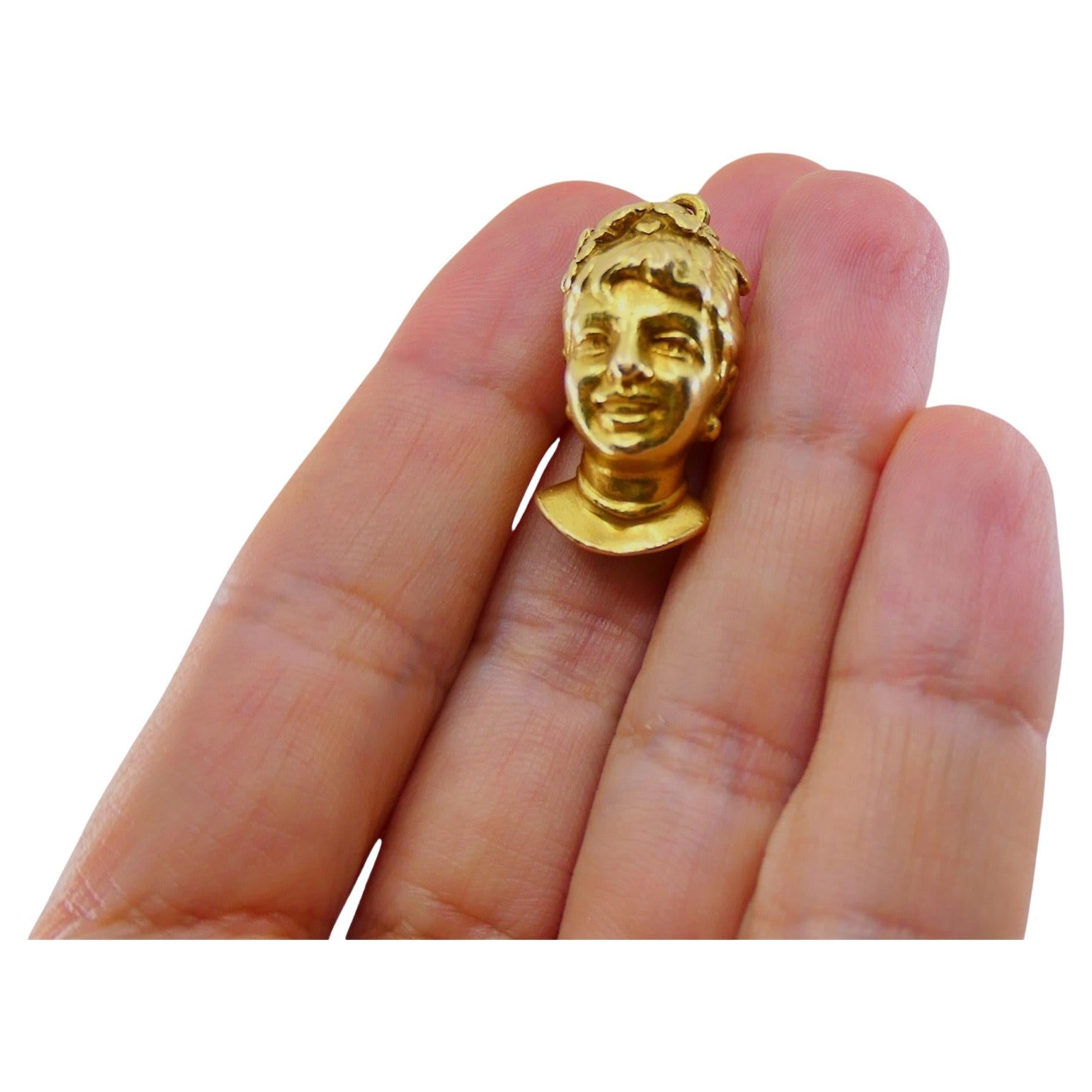 Pendentif à breloque vintage en or 18 carats, conçu comme le personnage de Colombina de la Commedia dell'Arte.
Colombina est une servante intelligente et pleine de ressources. Souvent présentée comme la confidente et l'intérêt amoureux d'Arlequin,