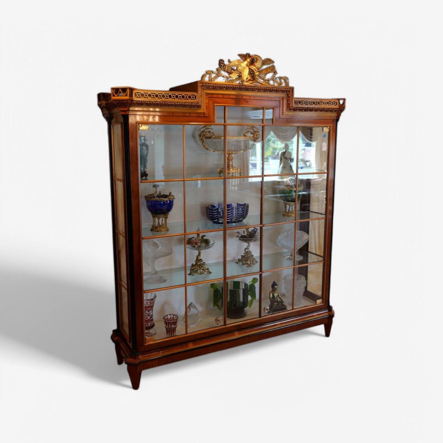 Colombo Mobili, Stile Biedermeier, Legno di ciliegio, Vitrina, Mobile Curio, Fronte di rottura, Italia, 20° secolo.

Questo eccezionale mobile italiano in stile Biedermeier presenta un tocco di modernità, fondendo un'eleganza senza tempo con un