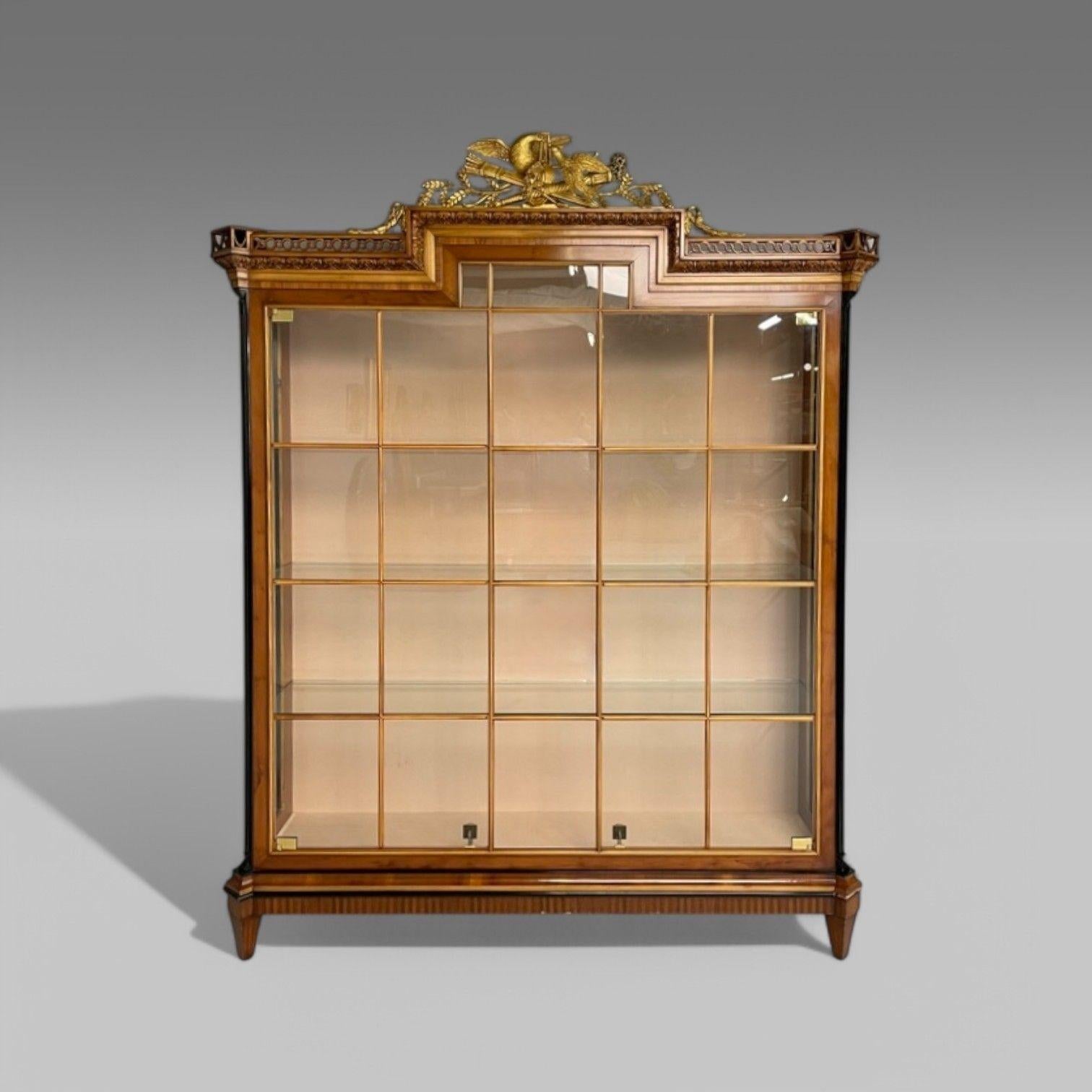 Italiano Colombo Mobili, Stile Biedermeier, Ciliegio, Vitrina, Mobile Curio, XX C. in vendita