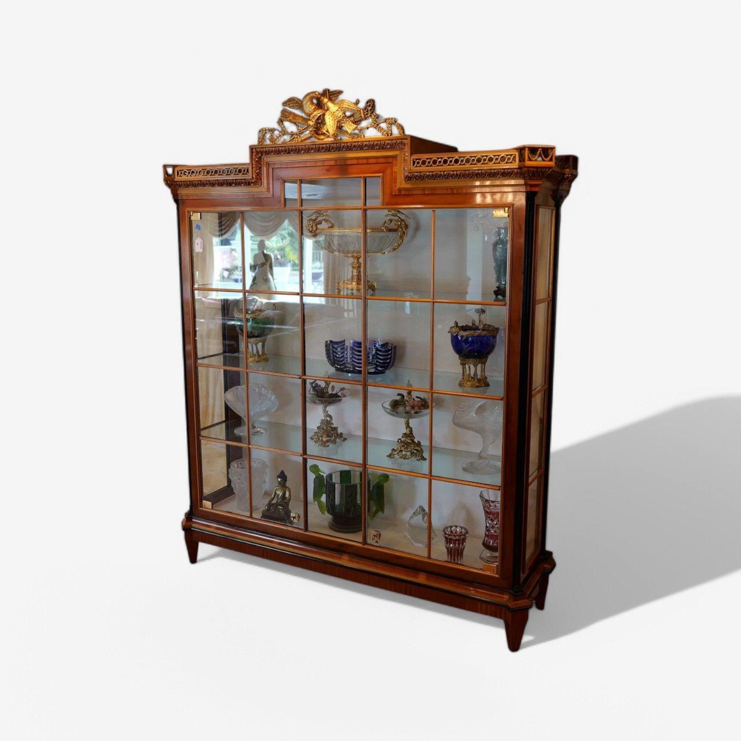 Colombo Mobili, Stile Biedermeier, Ciliegio, Vitrina, Mobile Curio, XX C. In condizioni buone in vendita a Manhasset, NY