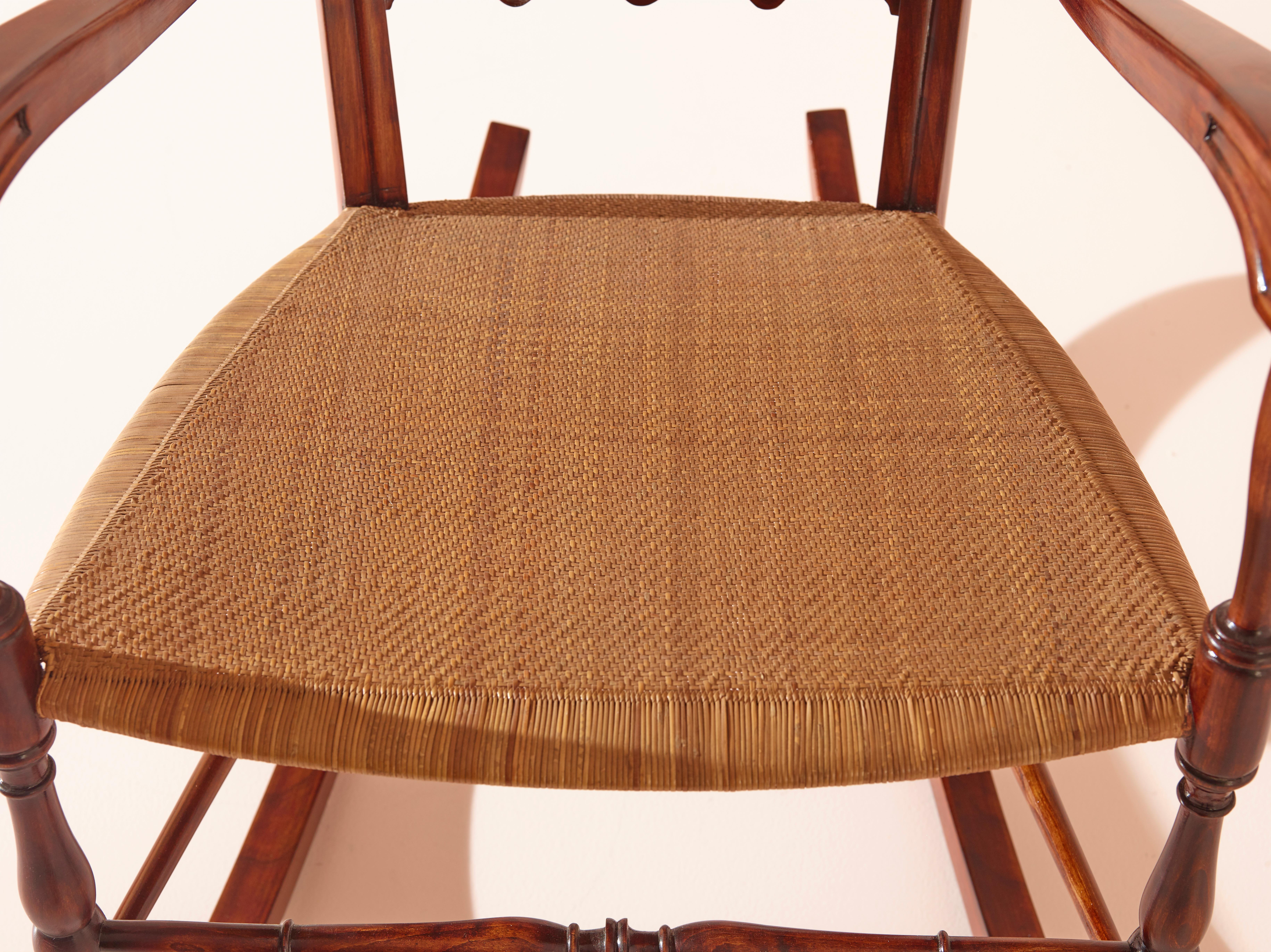 Hand-Knotted Colombo Sanguineti rocking chair made of beech and woven straw, Chiavari, 1940s For Sale