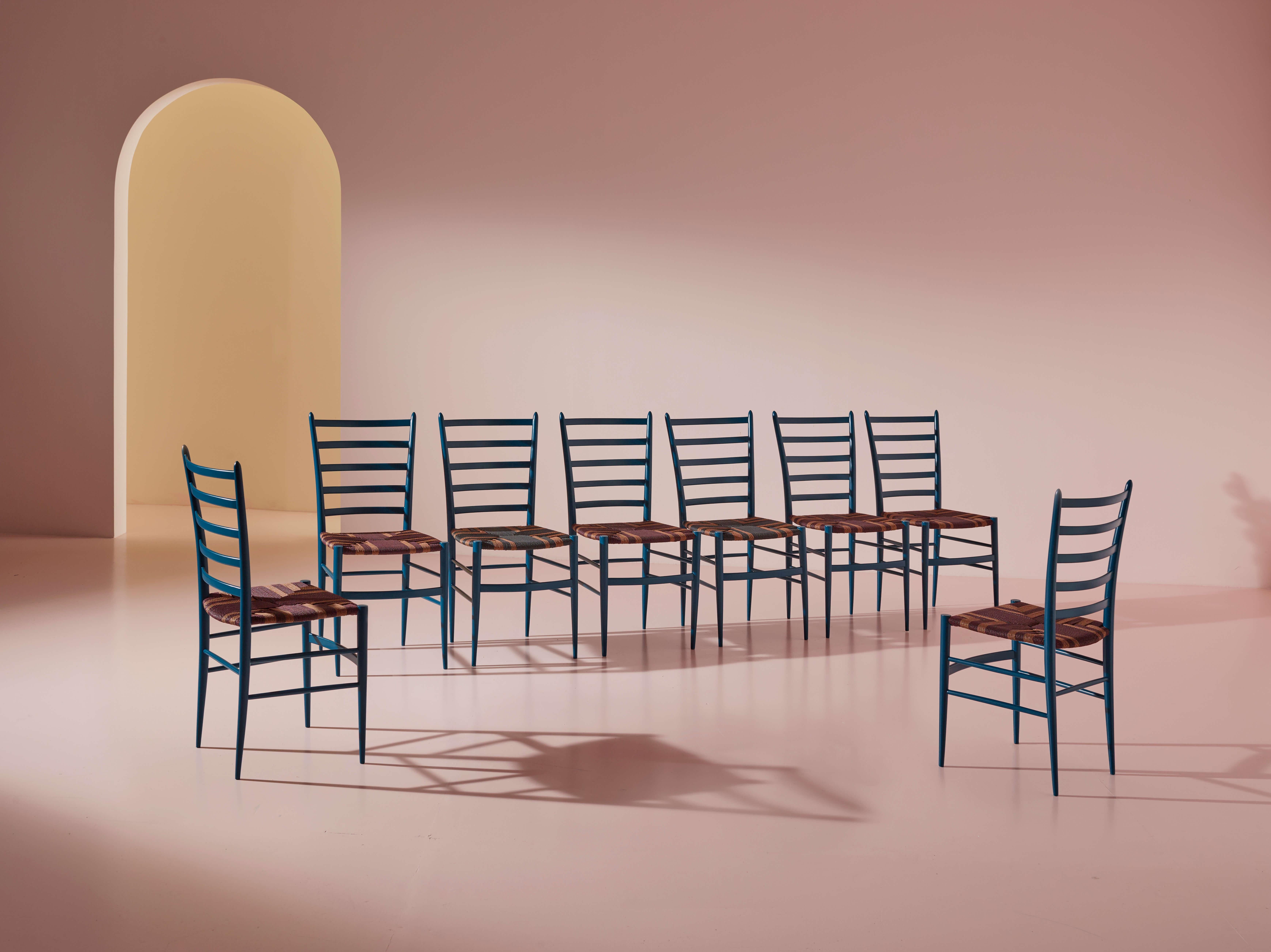 Un ensemble de huit chaises 