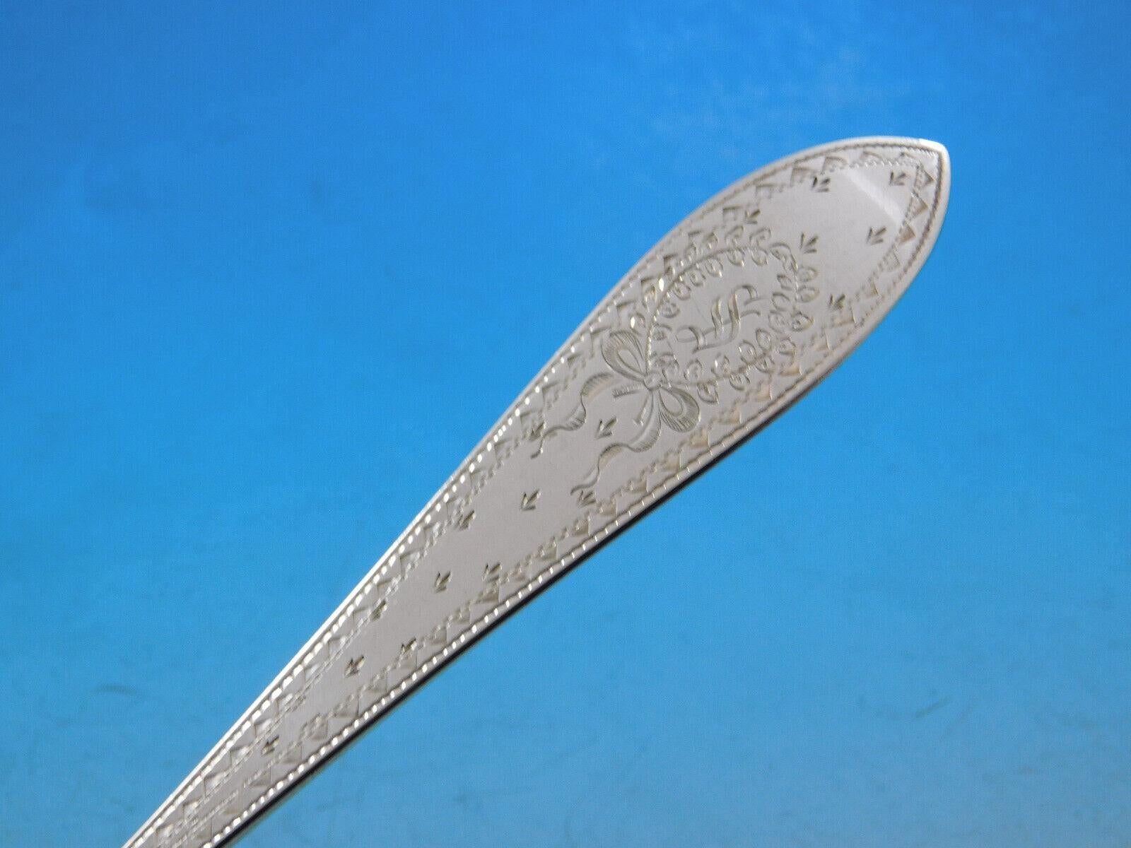 Colonial A Engraved by Whiting c. 1907 Sterling Silber Hand graviert Besteck mit einem Kranz mit Schleife, 39 Stück. Dieses Set enthält:

12 Messer, mit stumpfen, beschichteten Klingen, 9 1/8
