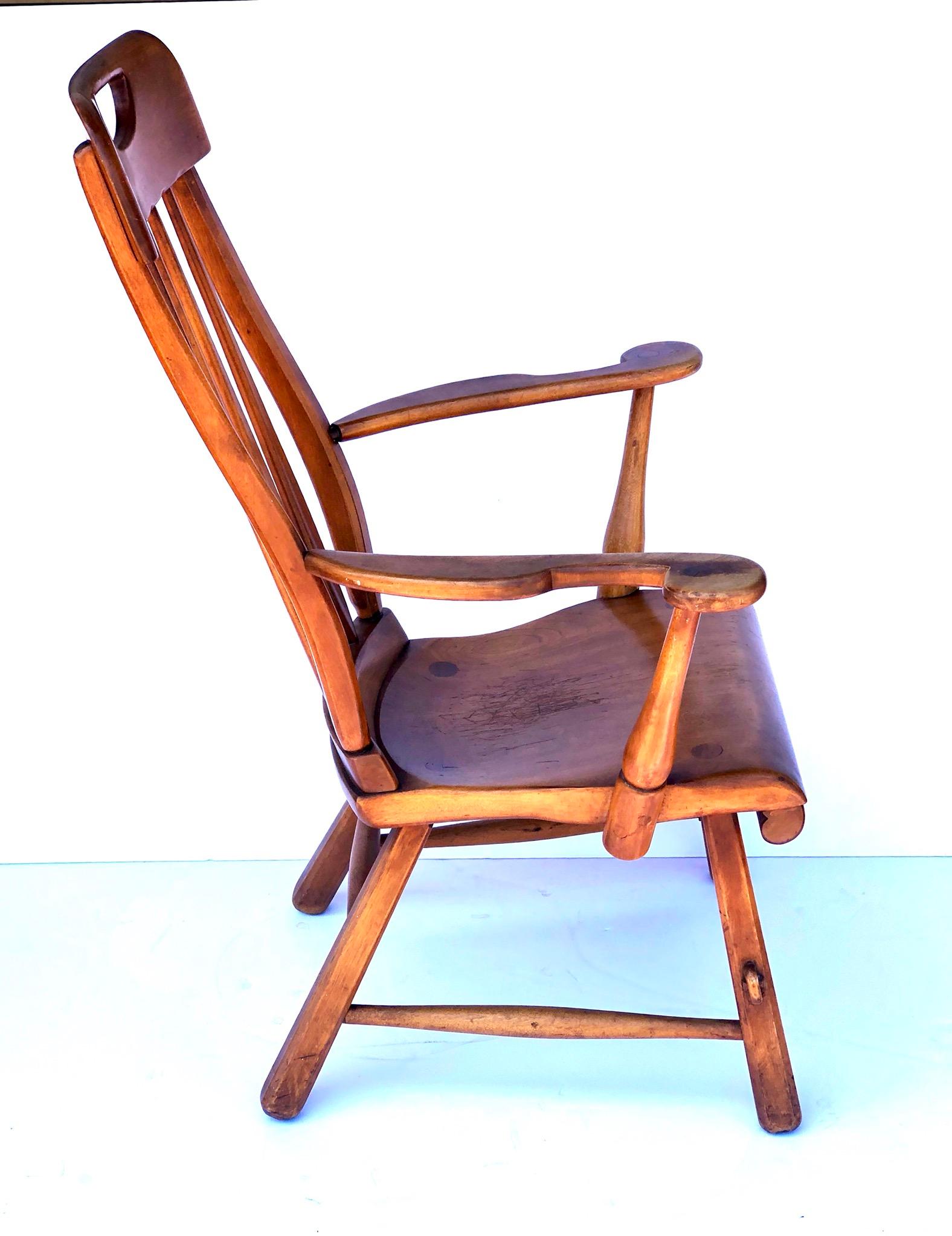 Ein handwerklicher Sessel von Herman de Vries aus massivem Ahornholz; handbehauene Spindeln, geformter Sitz auf gespreizten Vierkantbeinen. Hergestellt in den 1930er Jahren. Originalzustand zeigt einige Abnutzungen und Kratzer auf dem Sitz, wie auf