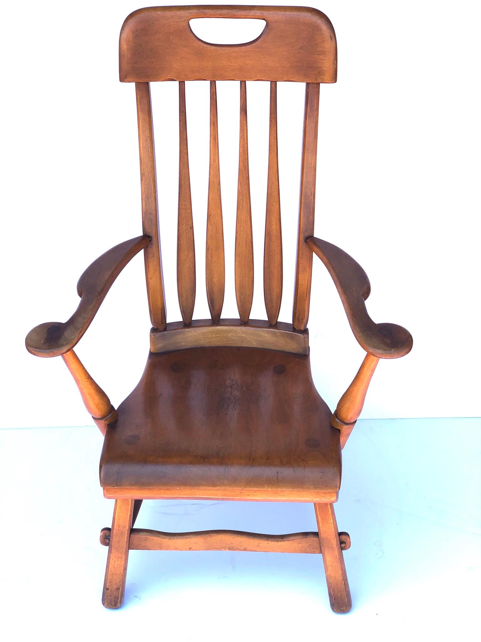 Amerikanischer Kolonial-Sessel von Herman de Vries für Sikes Furniture Company (amerikanisch) im Angebot