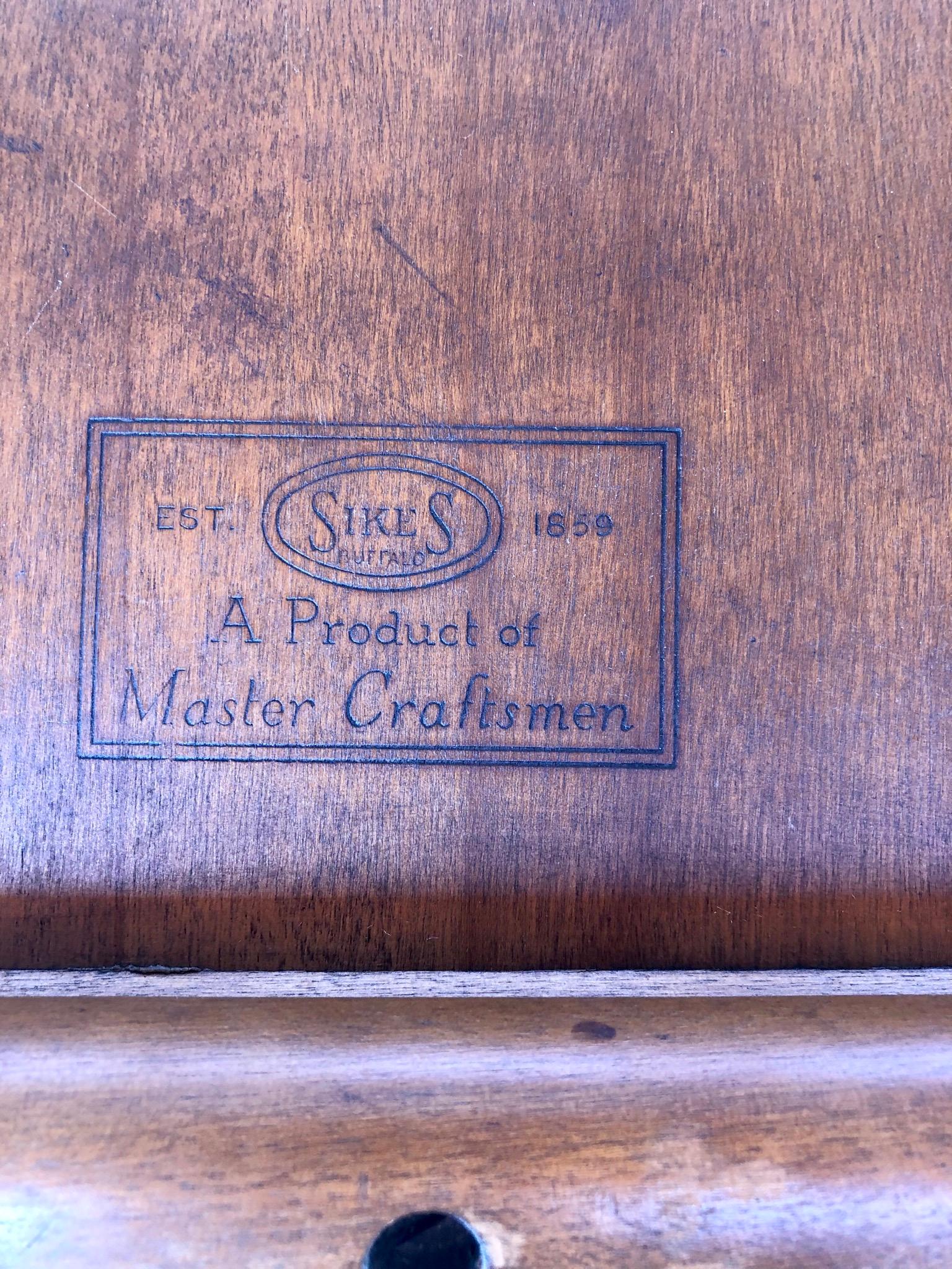 Amerikanischer Kolonial-Sessel von Herman de Vries für Sikes Furniture Company (20. Jahrhundert) im Angebot