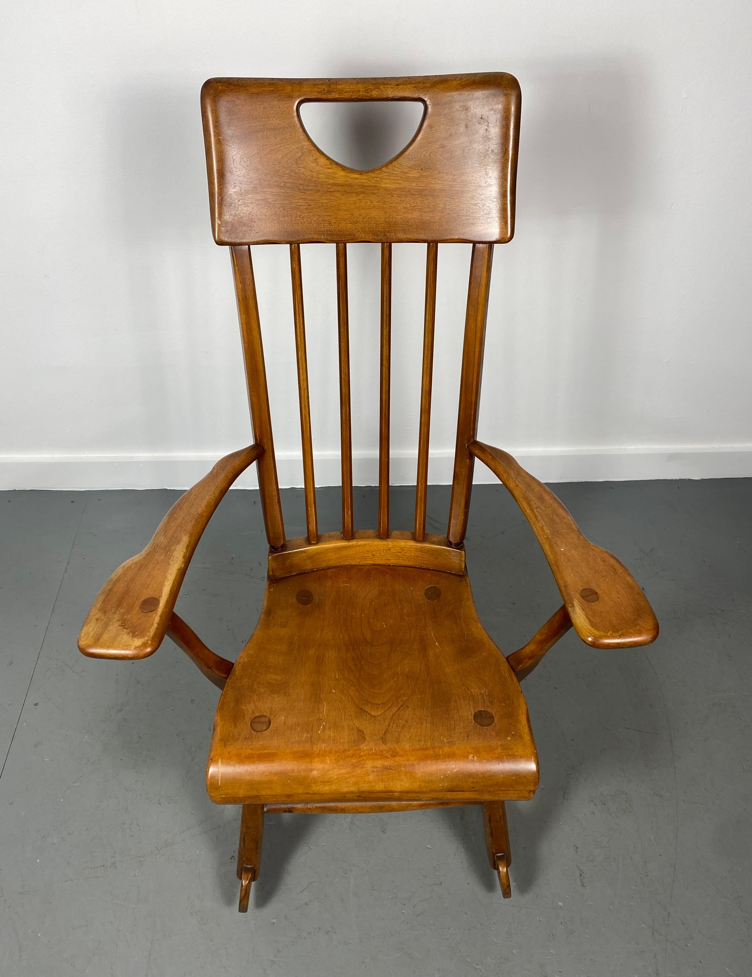 Chaise à bascule coloniale américaine à haut dossier par Herman De Vries pour Sikes Furniture en vente 3