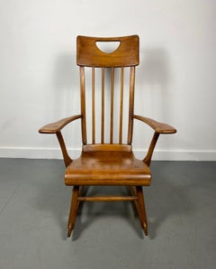 Amerikanischer Schaukelstuhl mit hoher Rückenlehne im Kolonialstil von Herman De Vries für Sikes Furniture