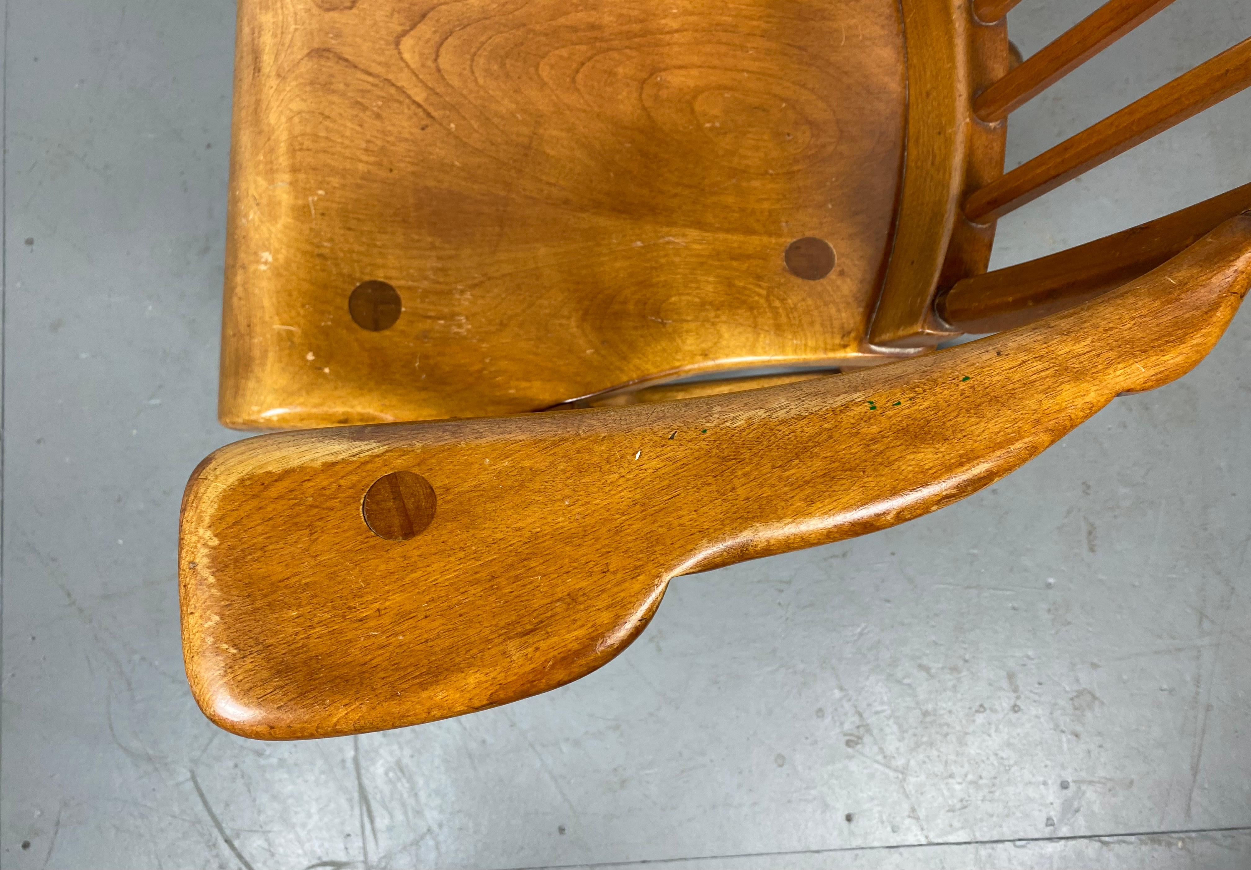 Américain Chaise à bascule coloniale américaine à haut dossier par Herman De Vries pour Sikes Furniture en vente