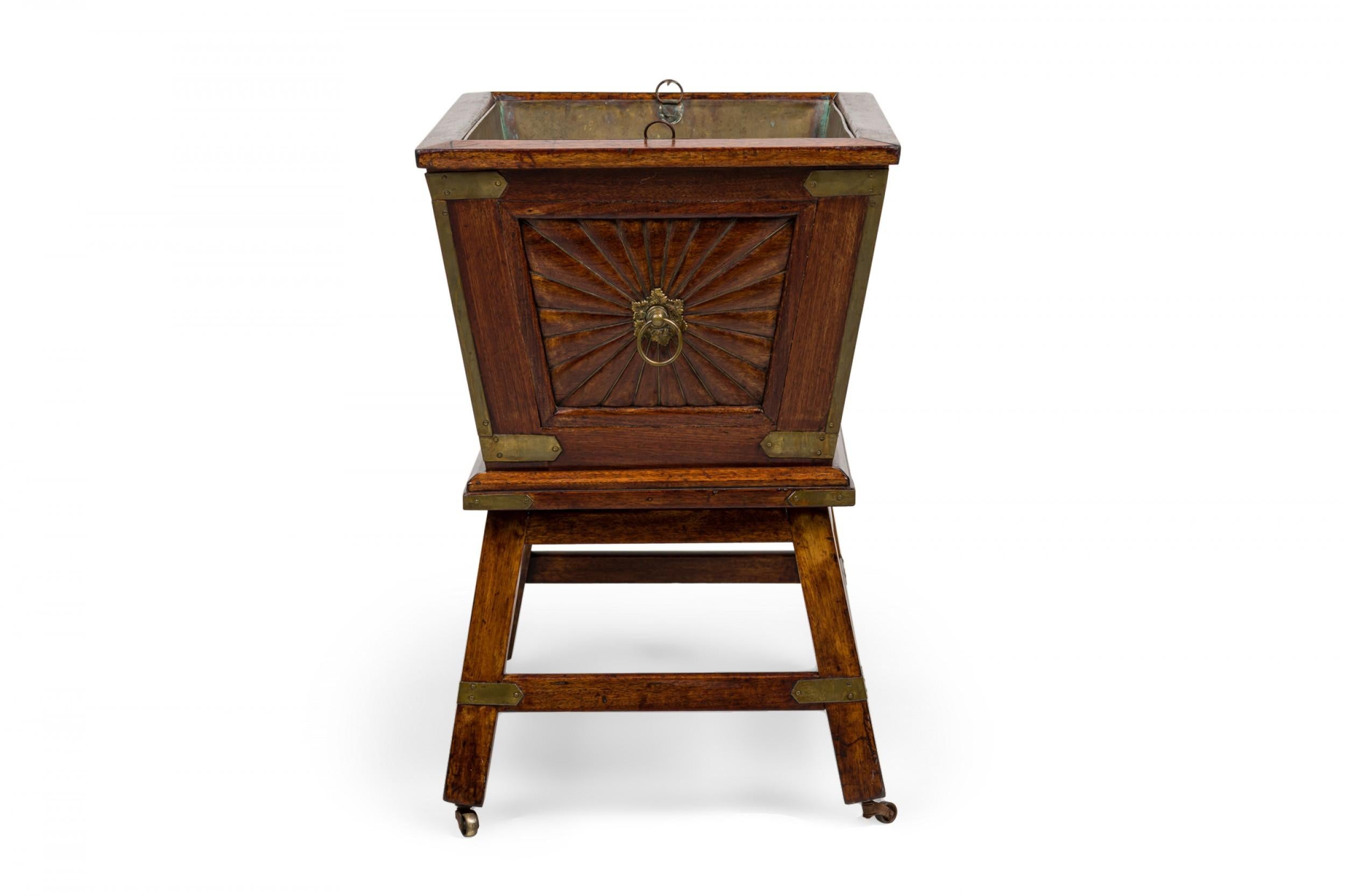 Anglo-indiano Raffreddatore per vino in stile coloniale anglo-indiano con supporto in legno e ottone in vendita