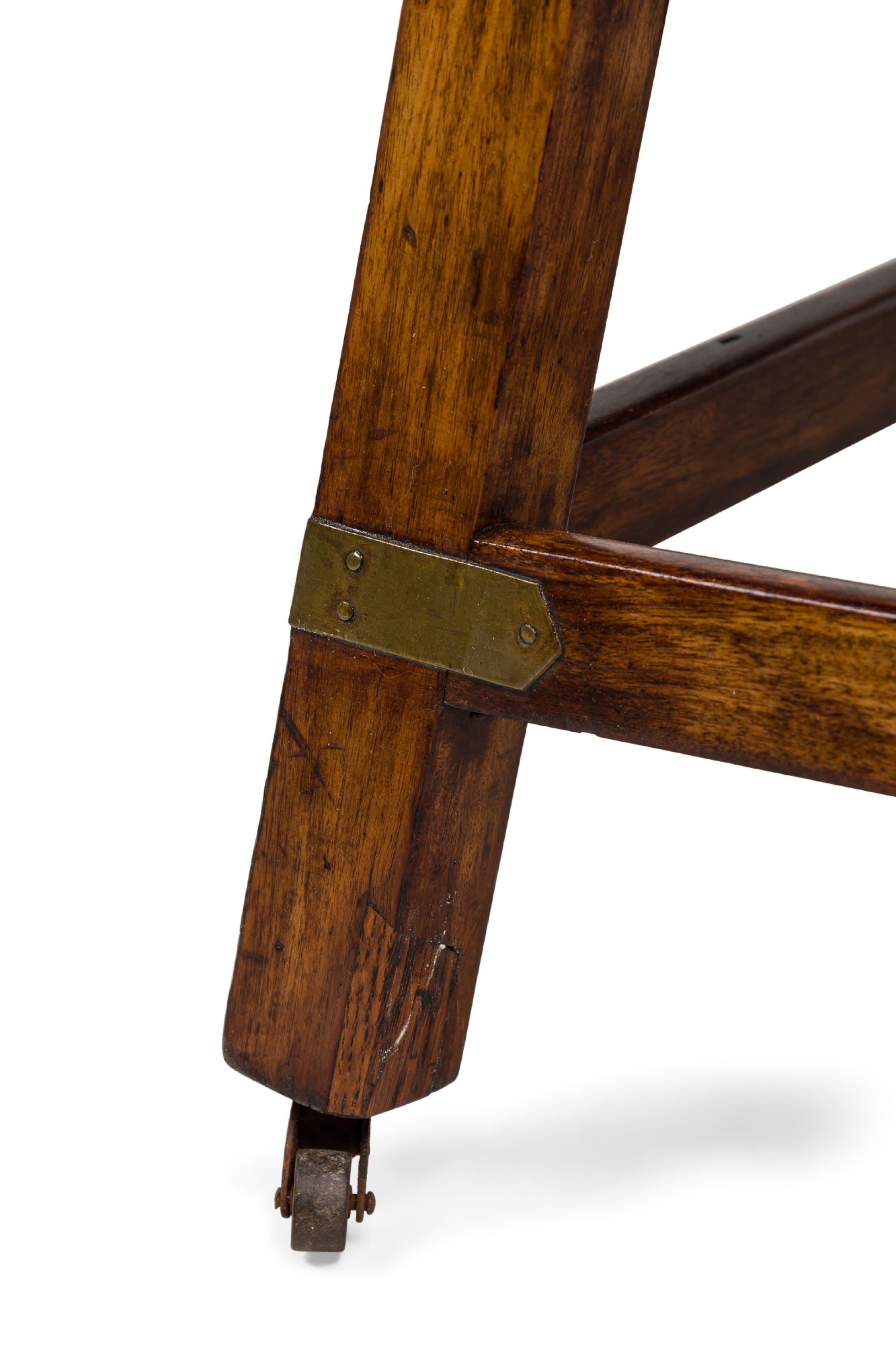 XIX secolo Raffreddatore per vino in stile coloniale anglo-indiano con supporto in legno e ottone in vendita
