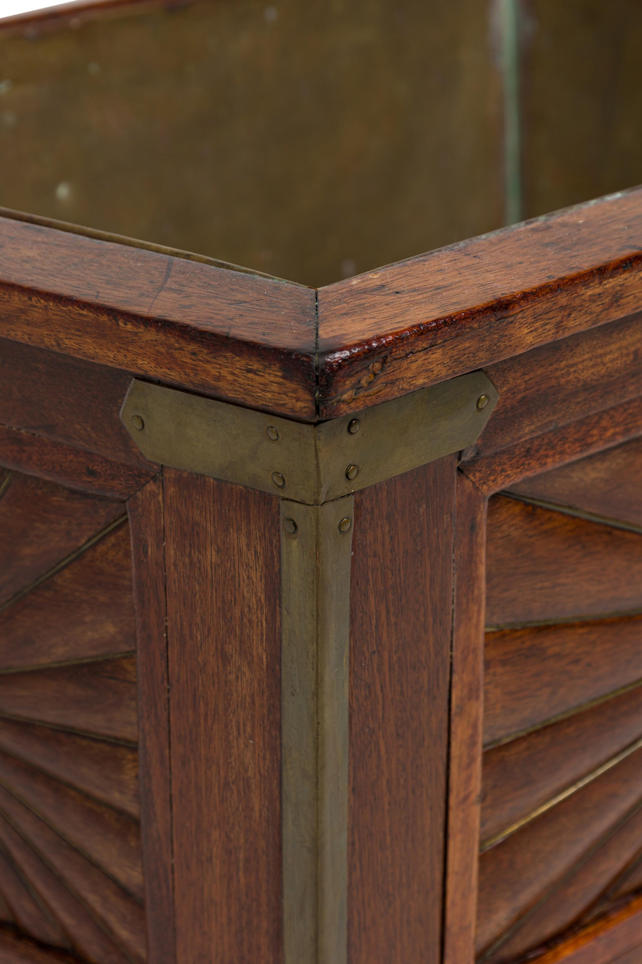 Raffreddatore per vino in stile coloniale anglo-indiano con supporto in legno e ottone in vendita 1