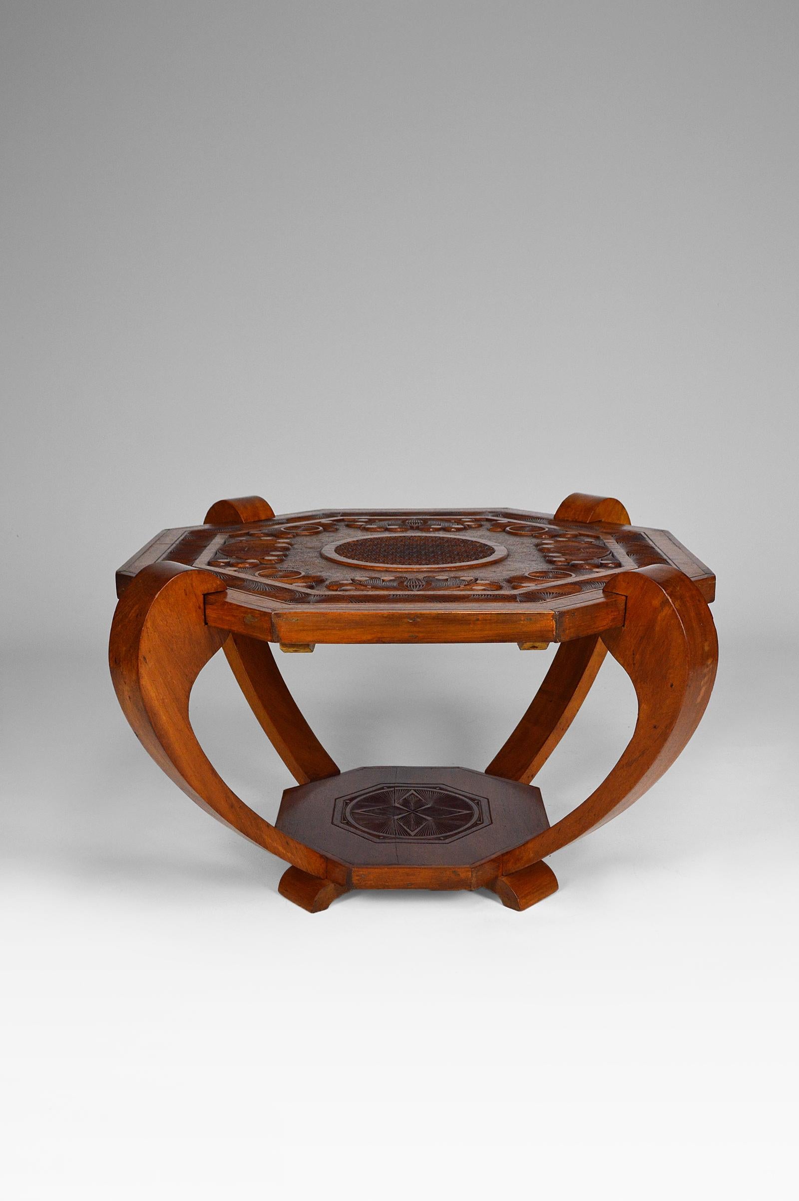 Very beautiful tea table / pedestal table with two carved exotic wood trays.

The sculptures on the plateau represent a stylized sun surrounded by vegetation.

Colonial Art Deco / Mid Century style, circa 1930-1940.
Country of origin