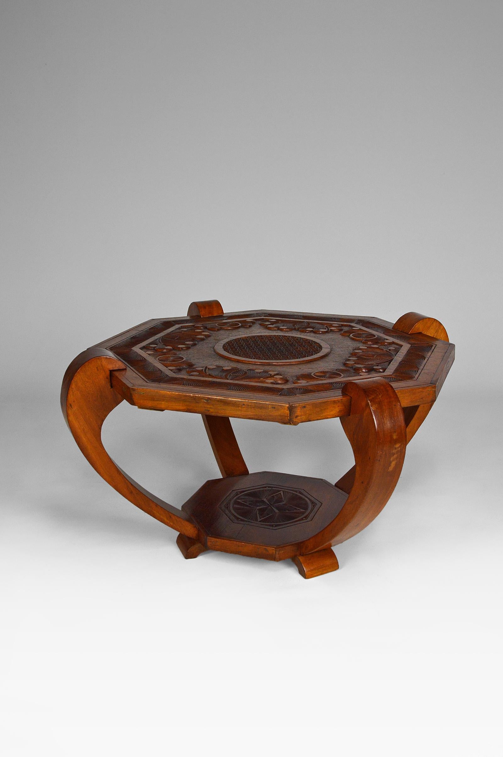 Colonial Art Deco Carved Coffee Table, circa 1930 In Good Condition For Sale In VÉZELAY, FR