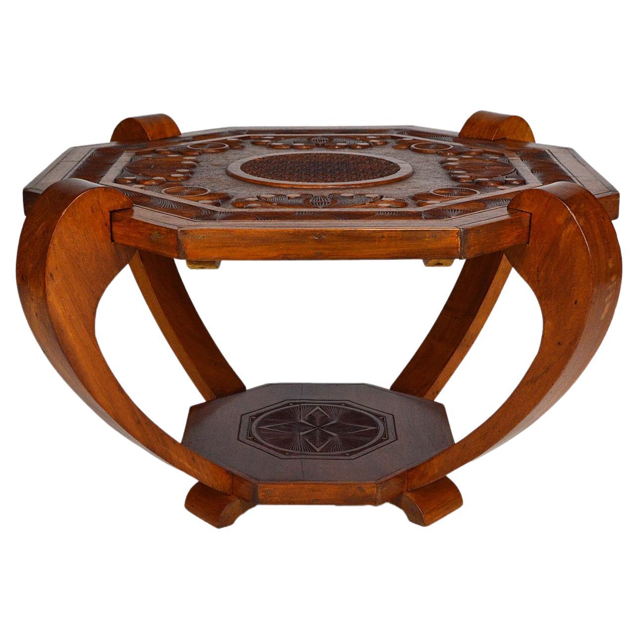 Kolonialer Art-Deco-Couchtisch, geschnitzt, um 1930