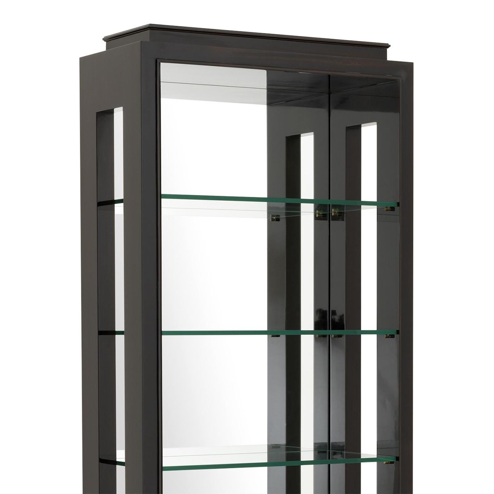 Bookshelf Colonial with solid wood structure with
smoke eucalyptus veneer in gloss finish, with glass 
shelves and with mirrored back in side the bookshelf.
