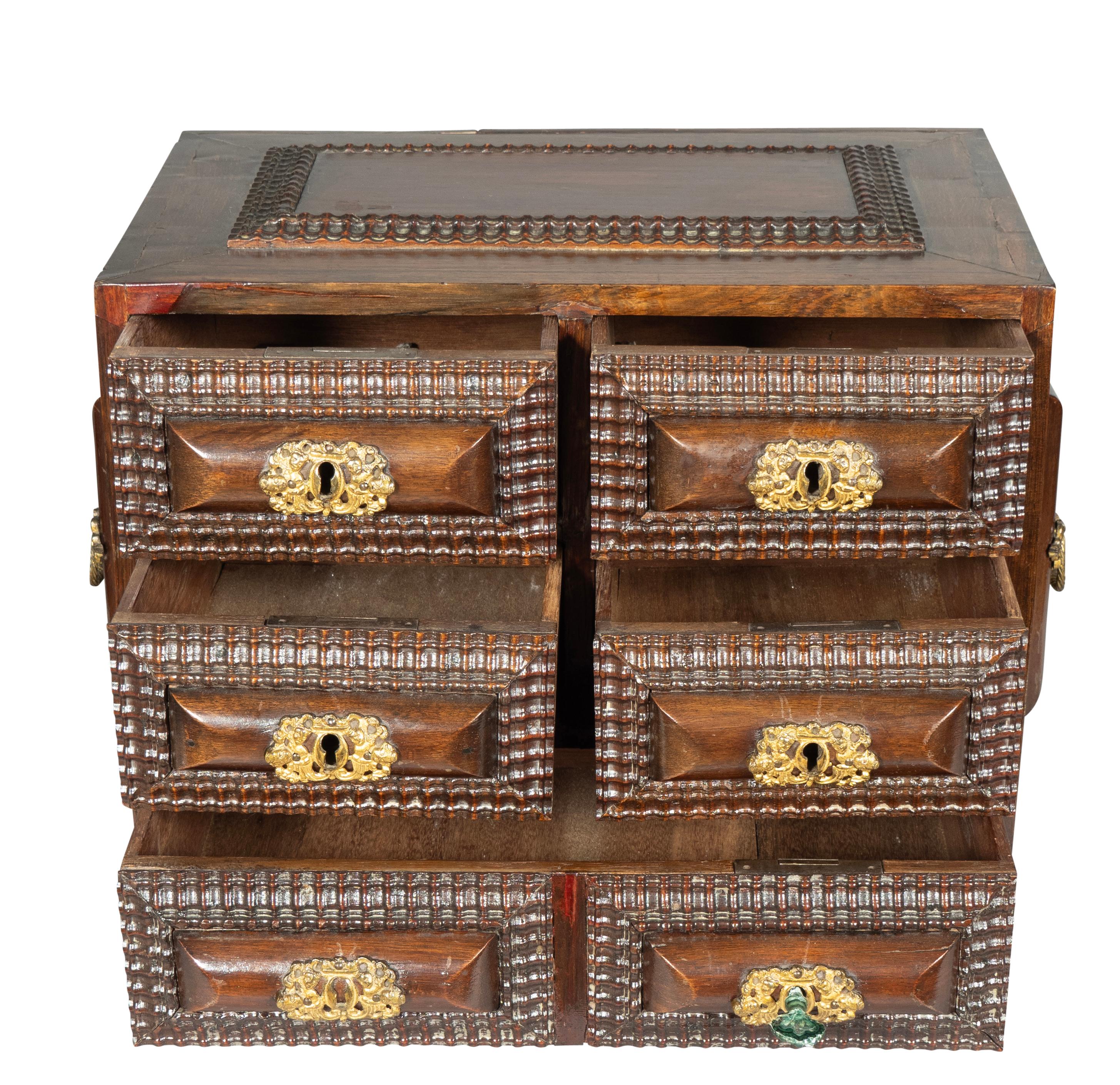 Baúl Colonial de Palisandro Brasileño en Miniatura Colonial español en venta