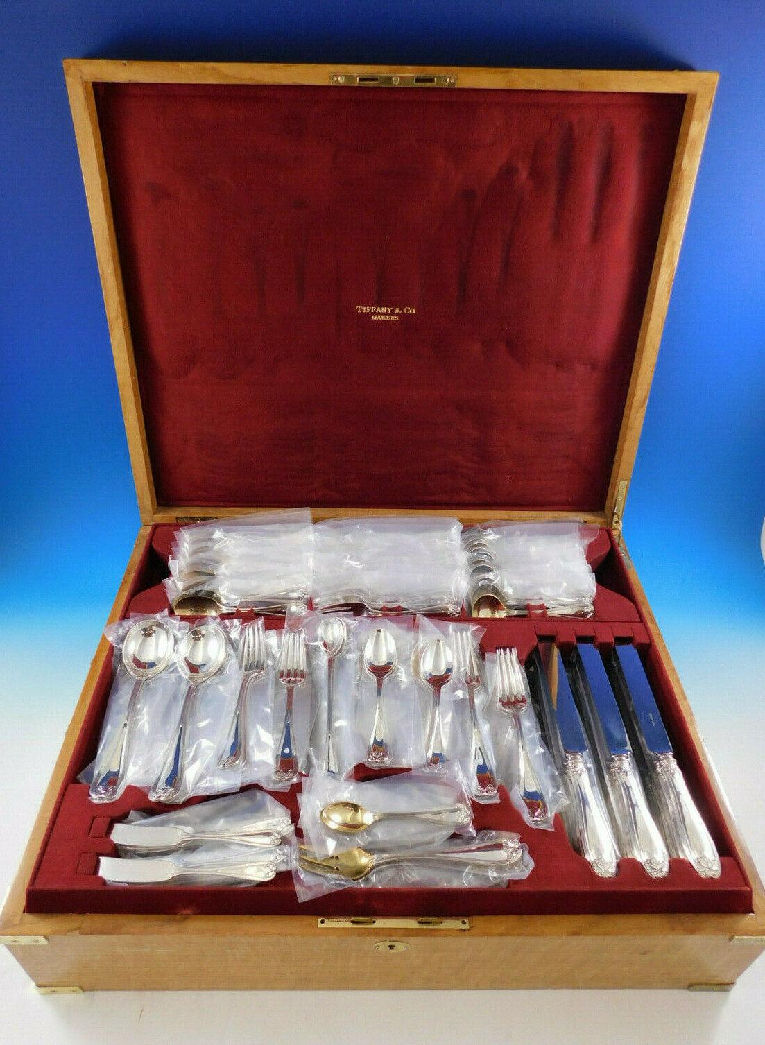 Eccezionale set di posate in argento Colonial by Tiffany & Co. in un grande scrigno vintage Tiffany - 184 pezzi. Questo set comprende:

18 coltelli per la cena, 10 1/8