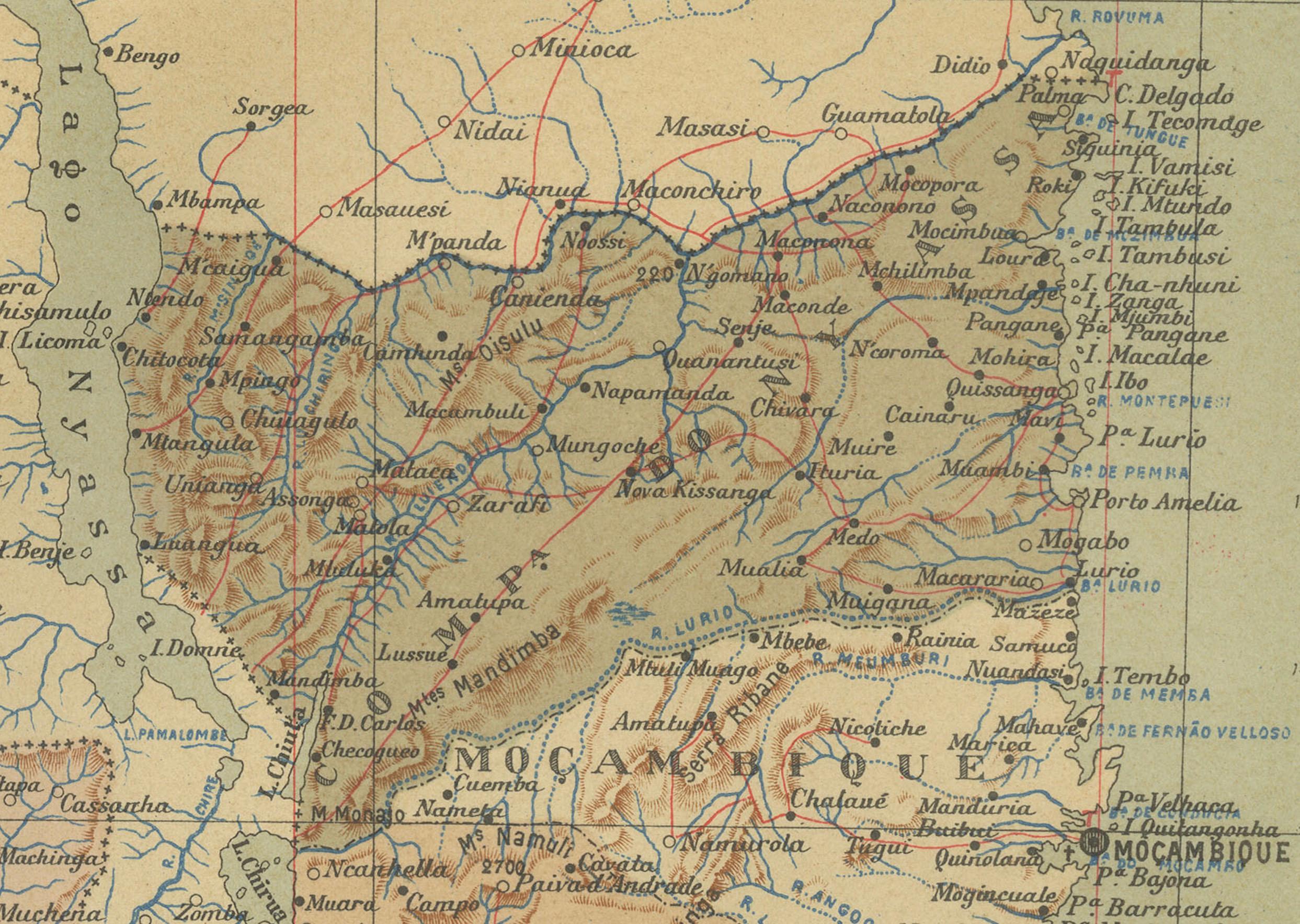 Crossroads coloniales : Angola et Mozambique en 1903 Bon état - En vente à Langweer, NL