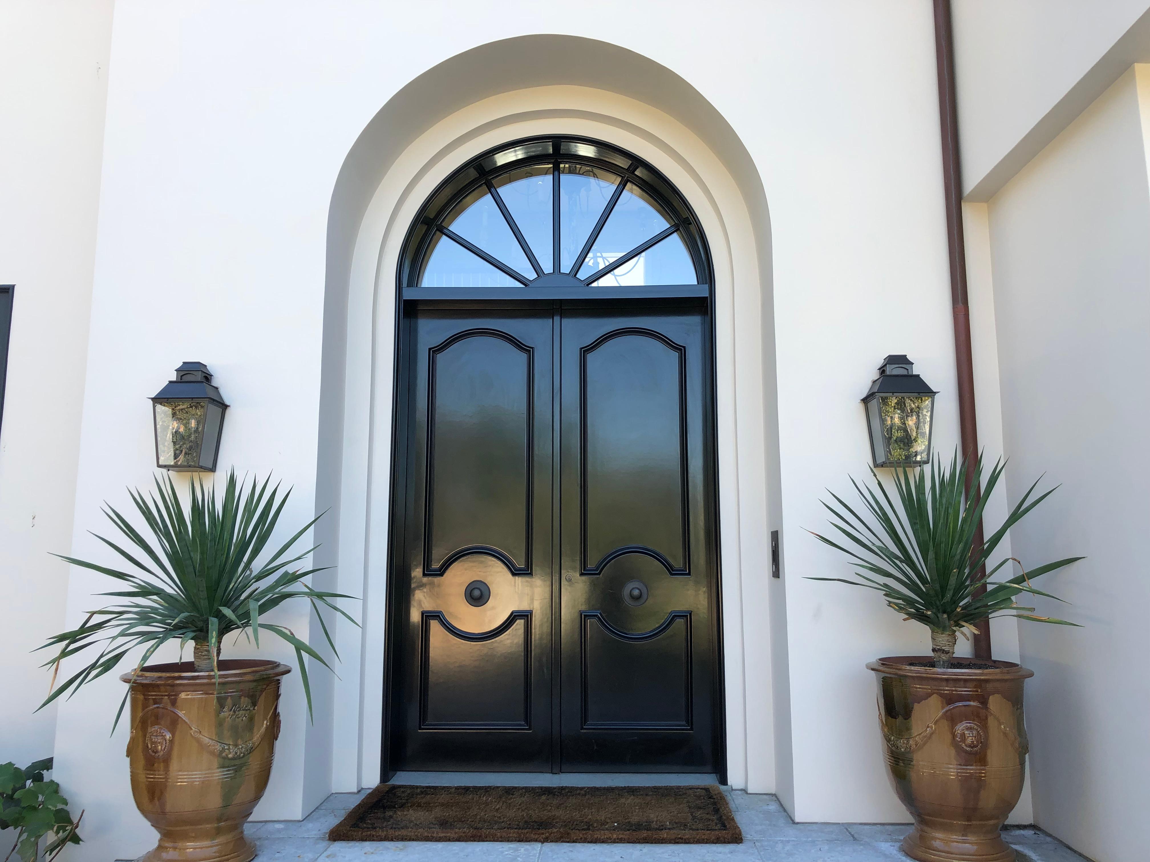 XXI secolo e contemporaneo Colonial Custom Inspired Wrought Iron Wall Lantern with Premium Zinc Finish in vendita