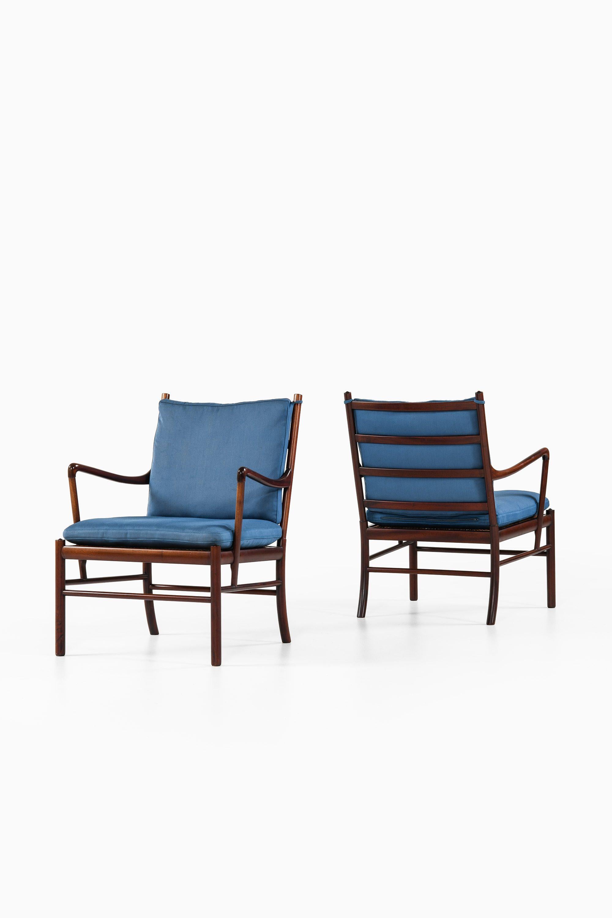 Colonial Easy Chairs aus Mahagoni, geflochtenem Rohr und Stoff von Ole Wanscher, 1960er Jahre (Skandinavische Moderne) im Angebot
