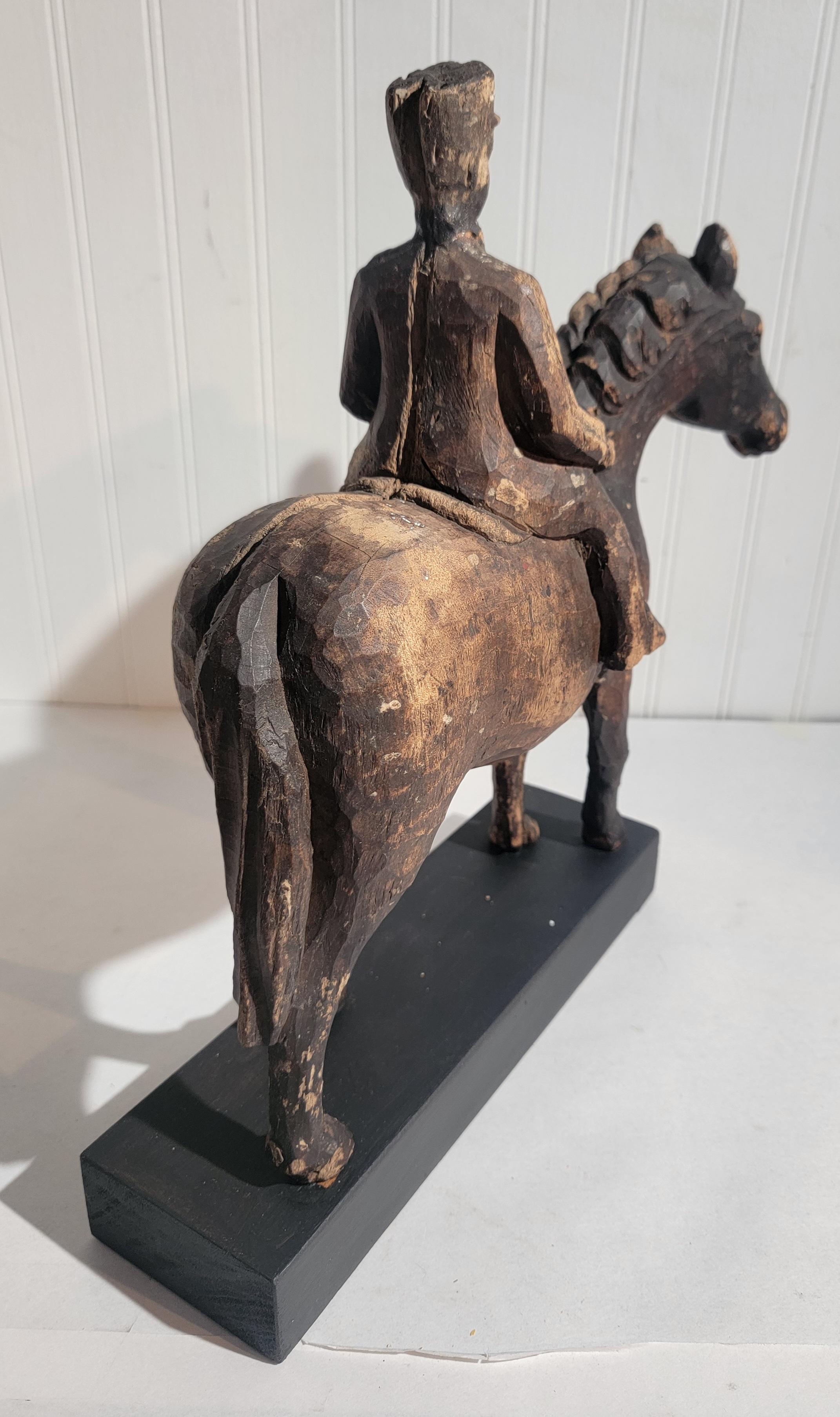 cavallo e cavaliere dell'epoca coloniale intagliato a mano all'inizio del XIX secolo. Lo sbiadimento del colore è previsto nel corso del tempo. L'usura è coerente con l'età e l'uso. La base è stata realizzata appositamente per questo pezzo. 