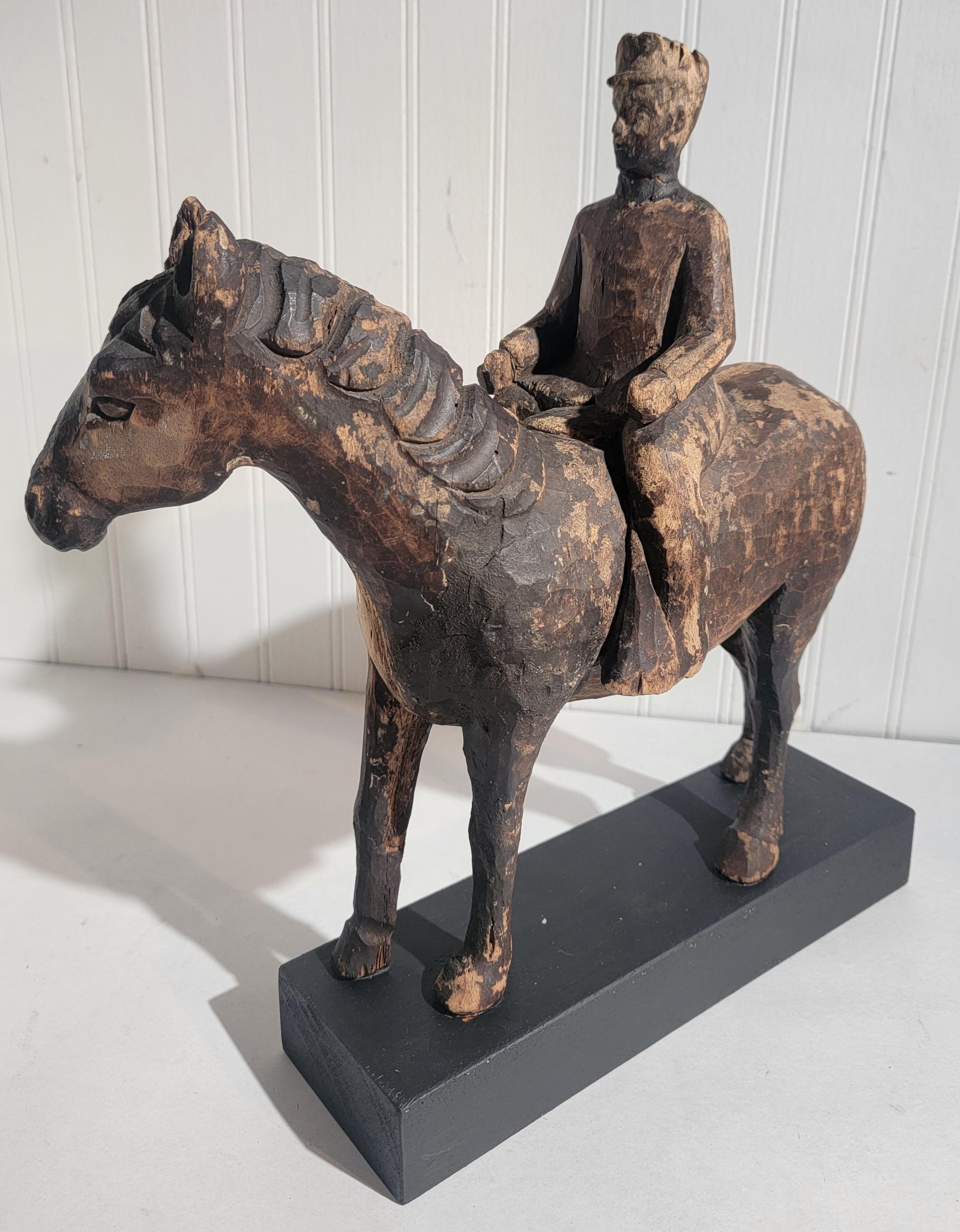 Cavallo e cavaliere in legno intagliato a mano di epoca coloniale In condizioni buone in vendita a Los Angeles, CA
