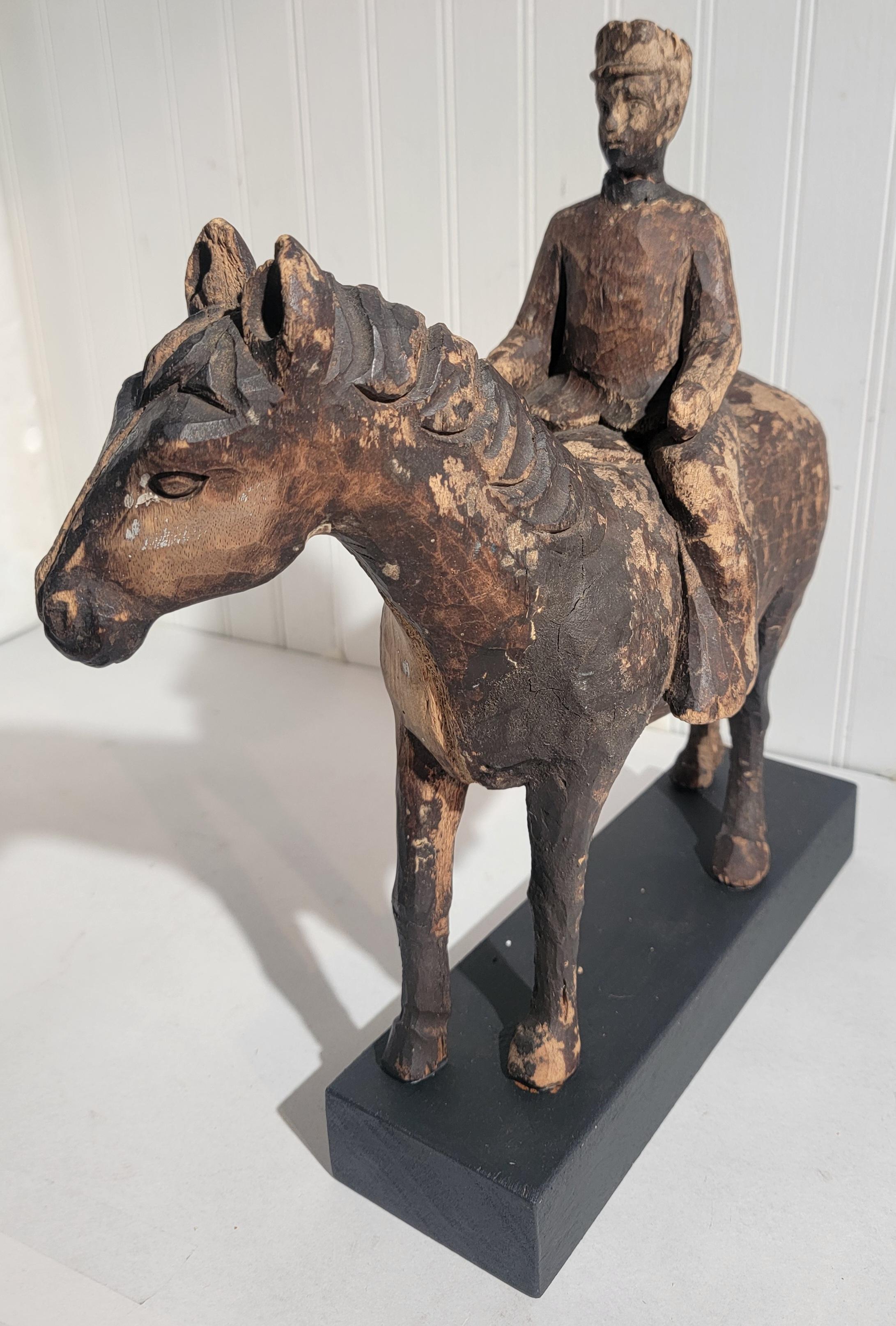 XIX secolo Cavallo e cavaliere in legno intagliato a mano di epoca coloniale in vendita