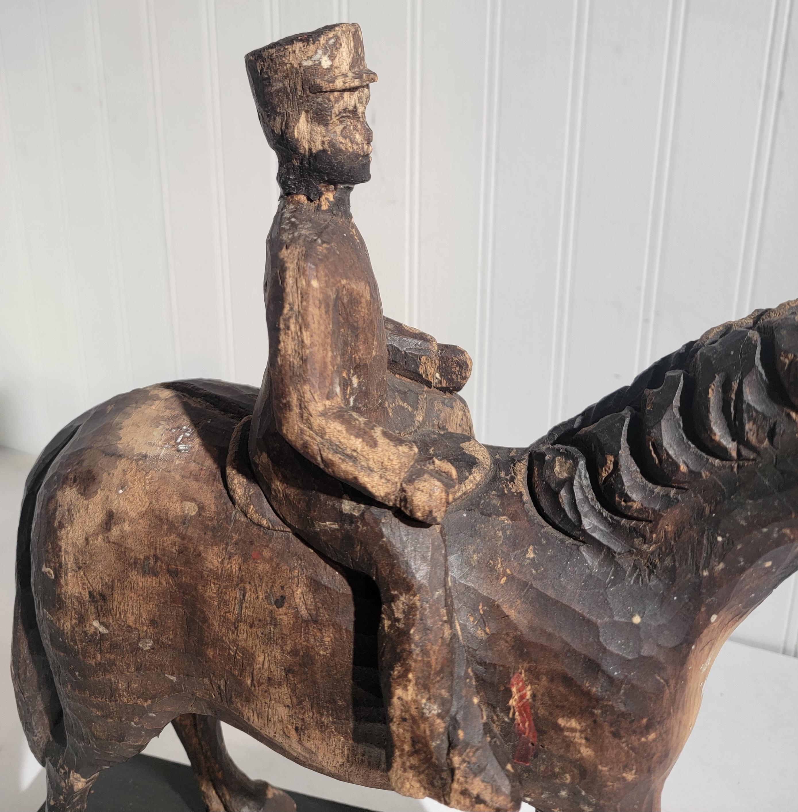 Legno Cavallo e cavaliere in legno intagliato a mano di epoca coloniale in vendita