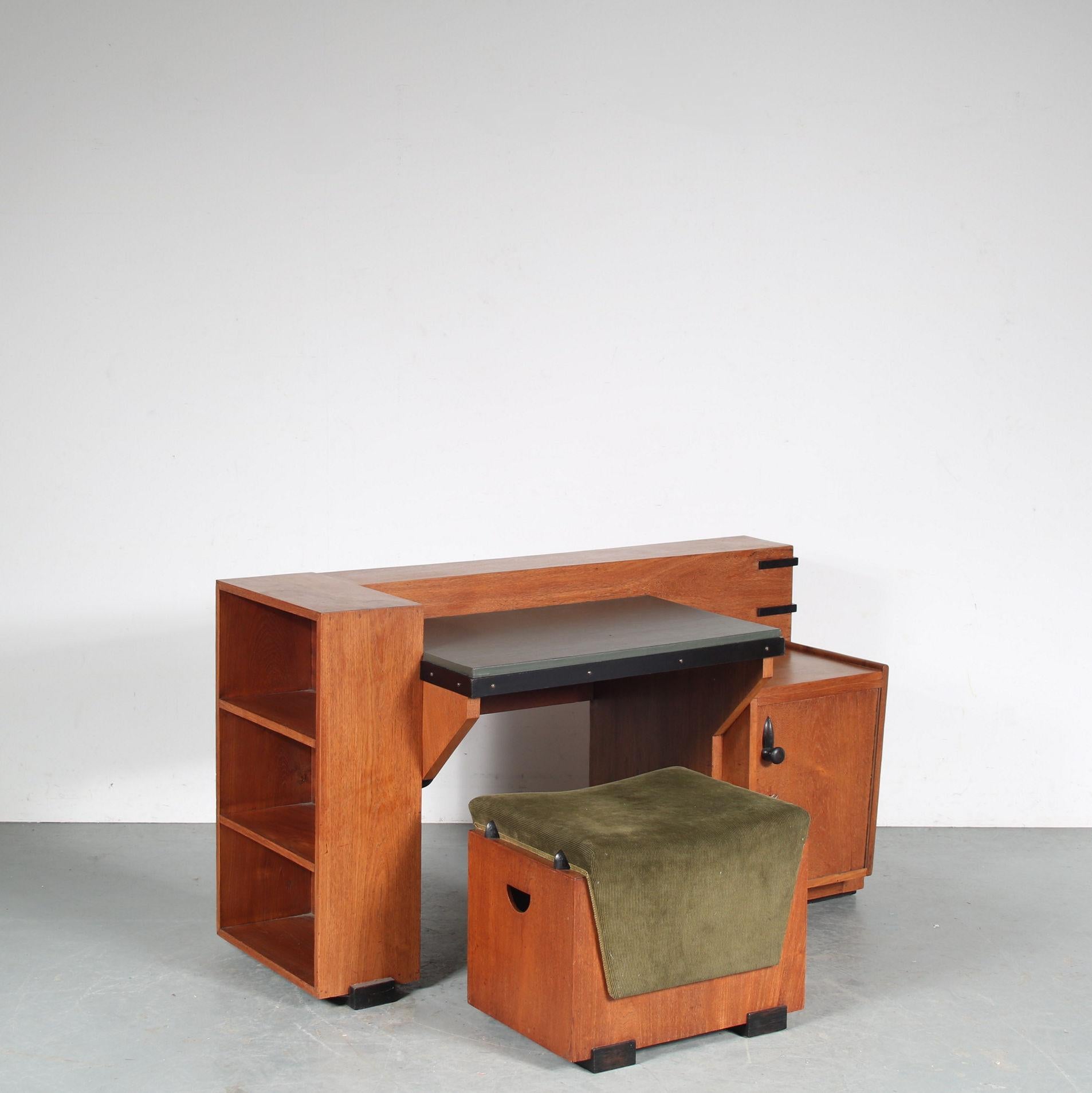 Ein Schreibtisch / Schminktisch im Kolonialstil, entworfen von Toko van der Pol in Java, Indonesien um 1930.

Die rechteckige und asymmetrische Form des Schreibtischs ist von der Neuen Haager Schule (1925-1940) inspiriert. Aus hochwertigem