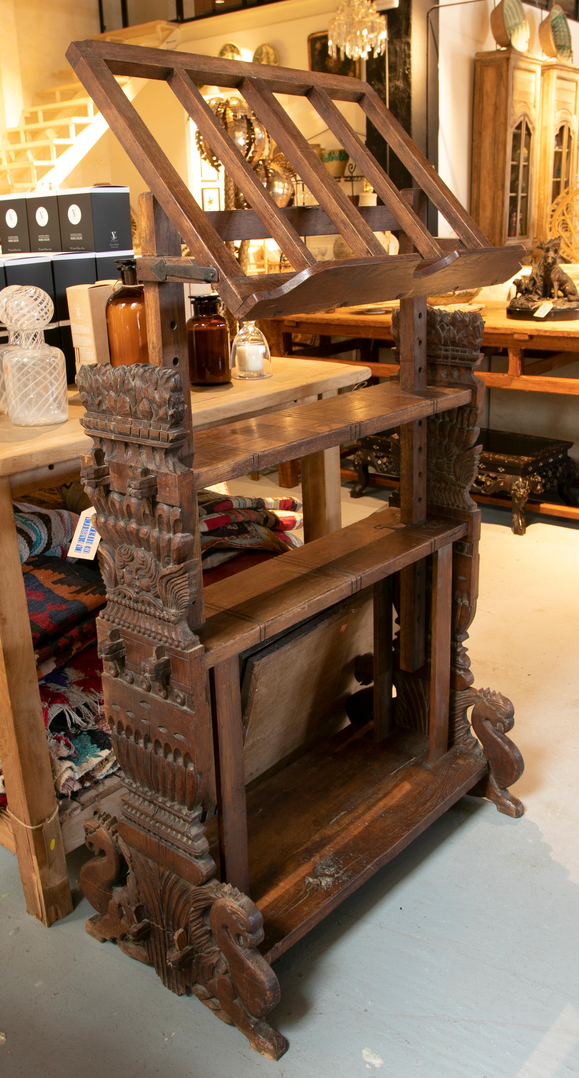 Colonial Hand-Carved Wooden Bookrest From Central America and with Carved Angels In Good Condition In Marbella, ES